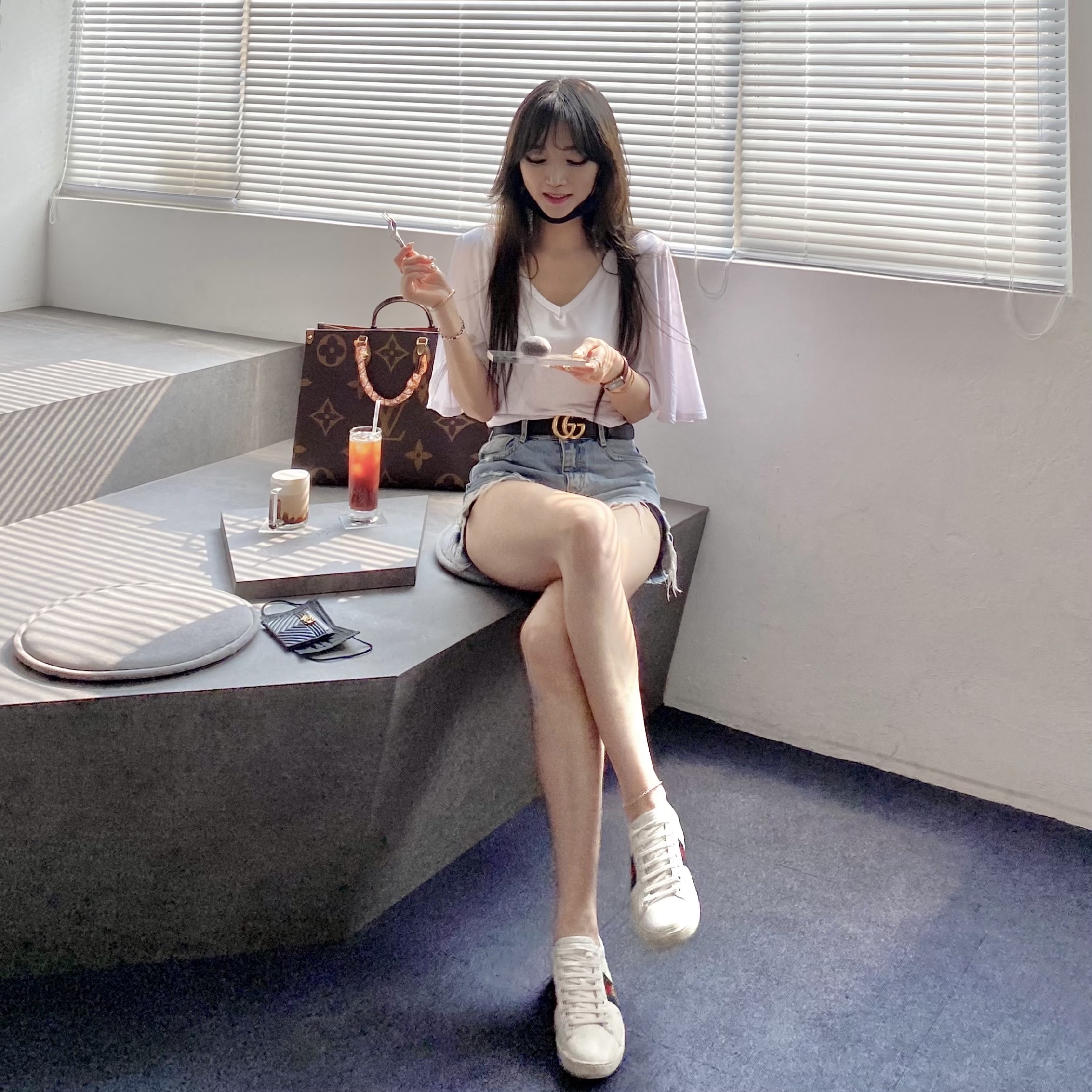 (W) Gucci Ace Bee Embroidered Sneakers 착용 스타일 - 1