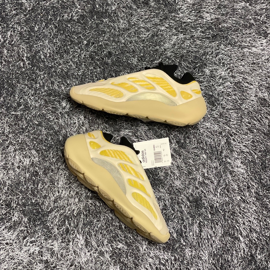 Adidas Yeezy 700 V3 Safflower 착용 스타일 - 1