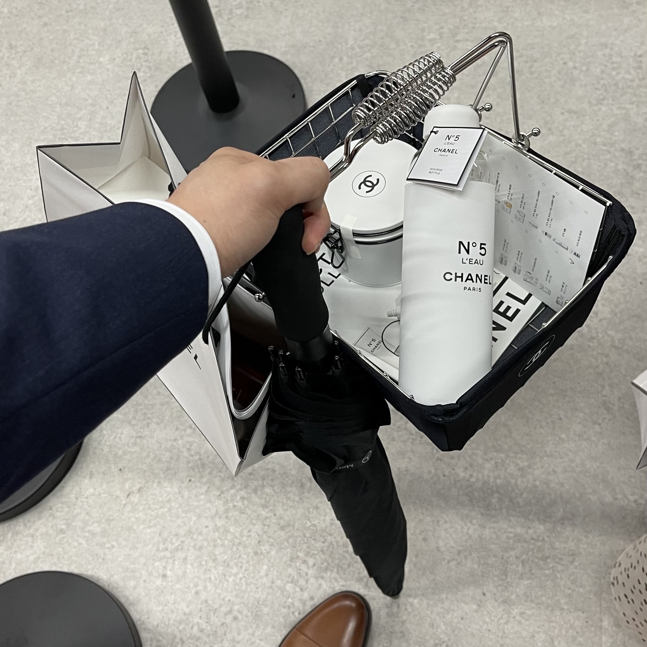Adidas x Chanel x Pharrell Williams Hu NMD 착용 스타일 - 4