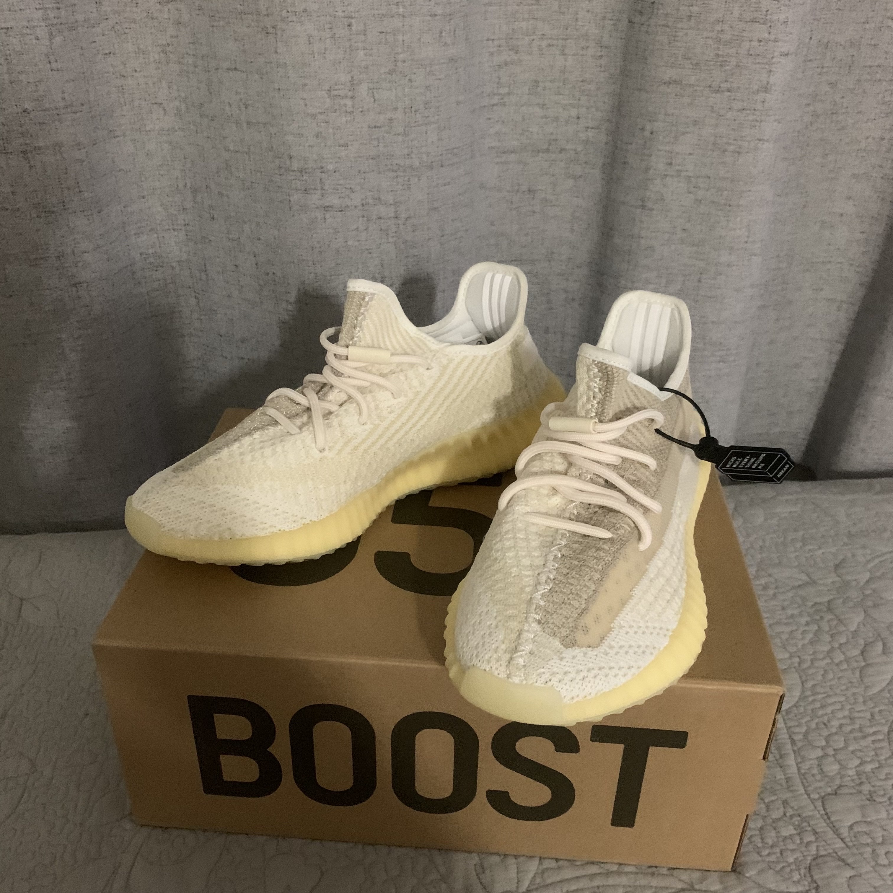 Adidas Yeezy Boost 350 V2 Natural 착용 스타일 - 1