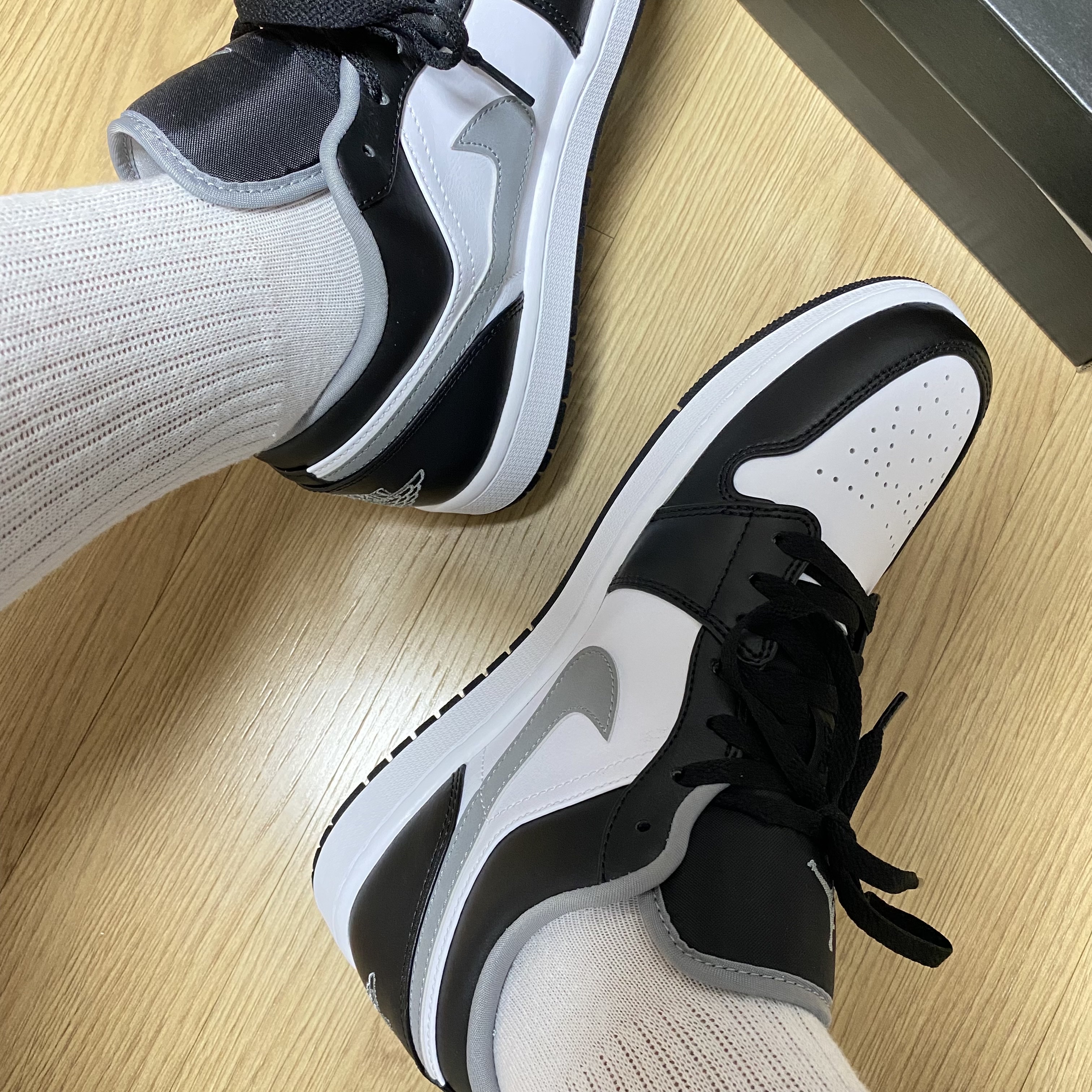 Jordan 1 Low Black Particle Grey 착용 스타일 - 2