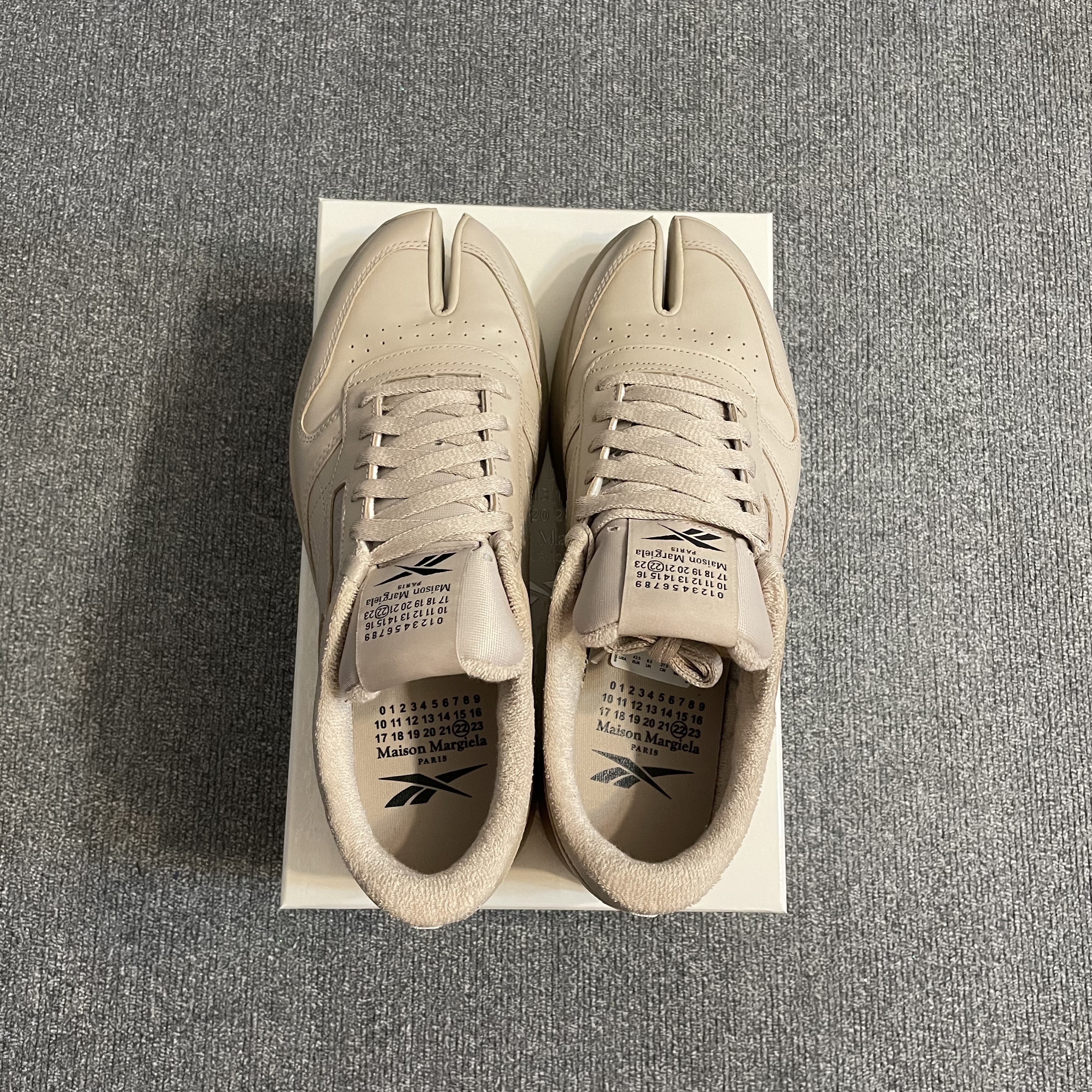 Reebok x Maison Margiela Classic Leather Tabi Shoes Beige 착용 스타일 - 2