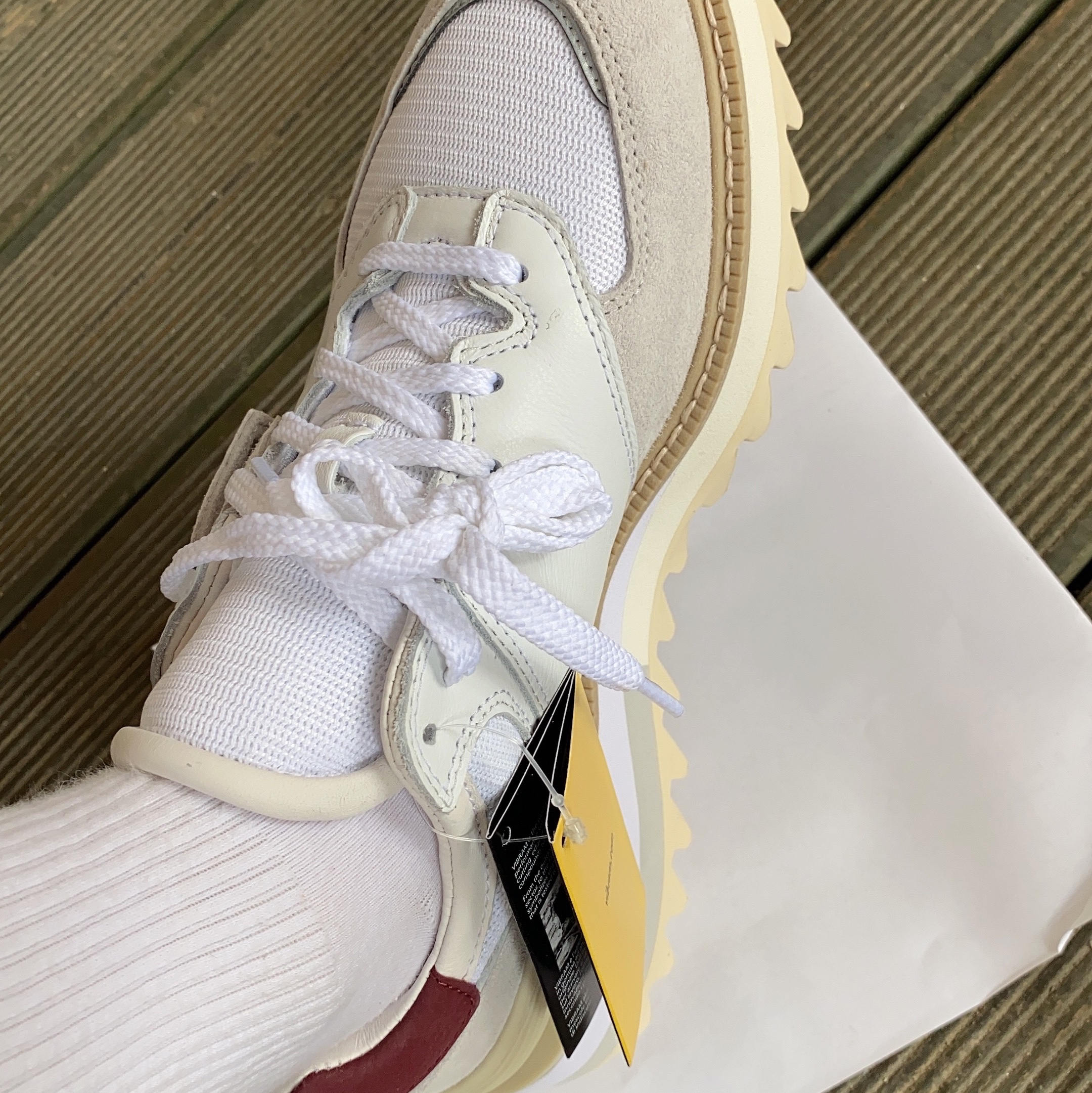 New Balance x Tokyo Design Studio 574 White Burgundy 착용 스타일 - 1