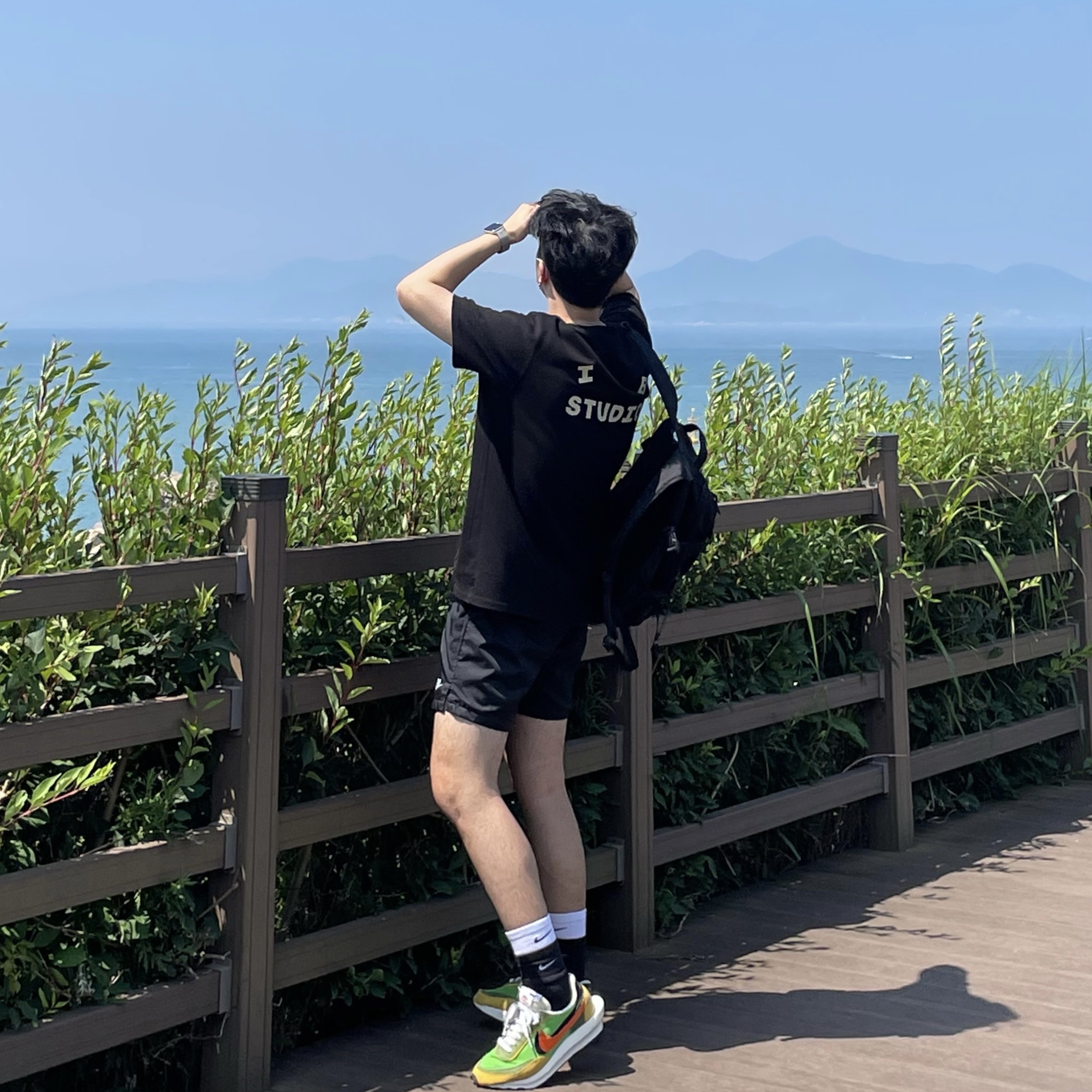 Nike x Sacai LDWaffle Green Multi, IAB Studio Black Glow T-Shirt 착용 스타일 - 1