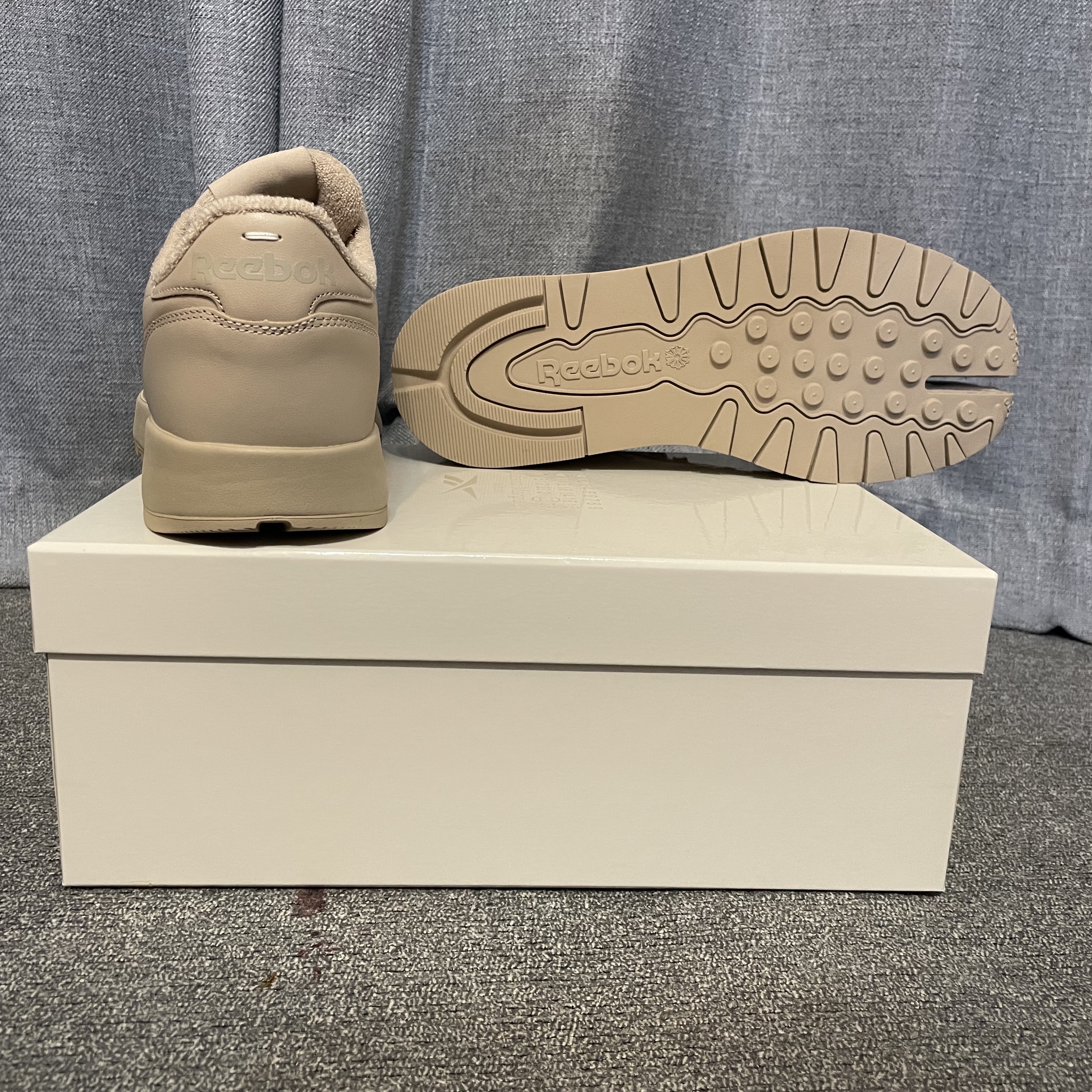 Reebok x Maison Margiela Classic Leather Tabi Shoes Beige 착용 스타일 - 3