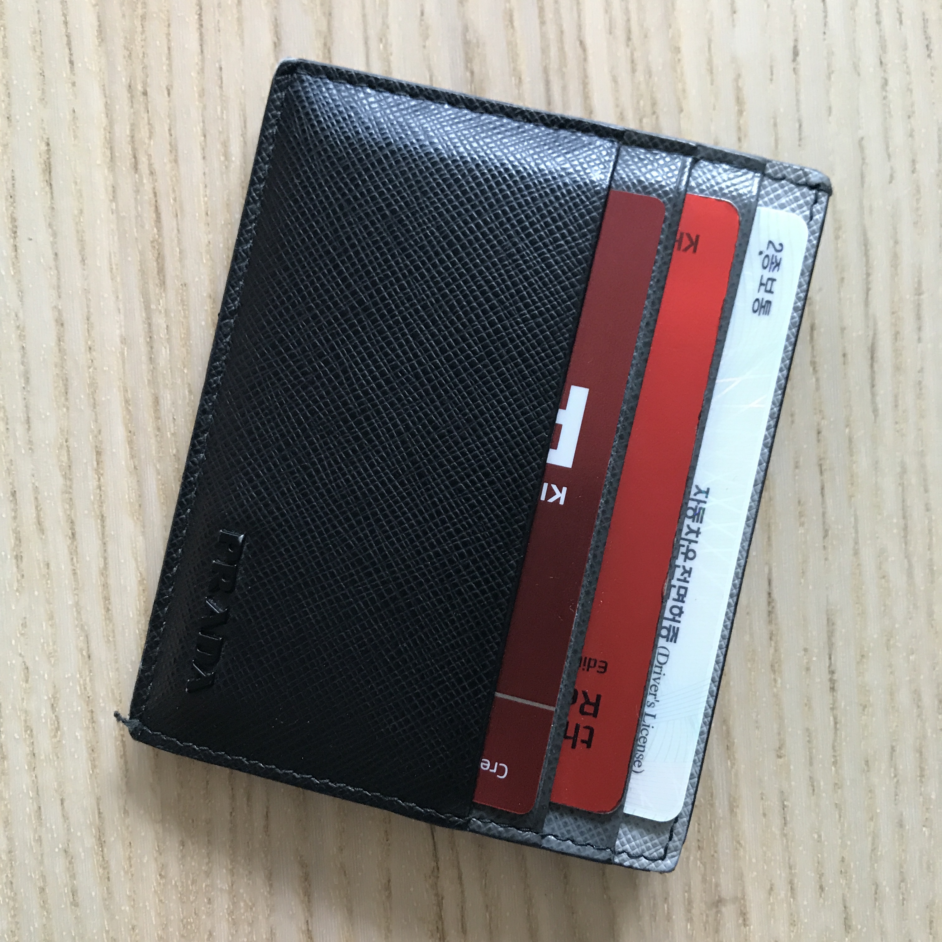 Prada Saffiano Leather Card Holder Multi Black 착용 스타일