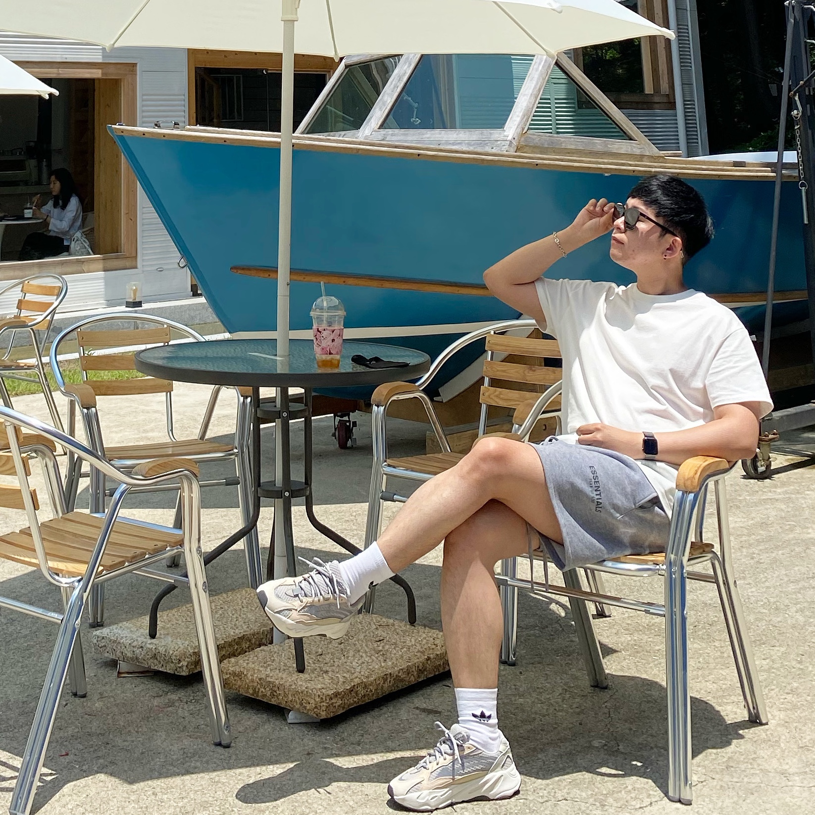 Adidas Yeezy Boost 700 V2 Cream, Essentials Sweatshorts Heather Oatmeal - 21SS 착용 스타일