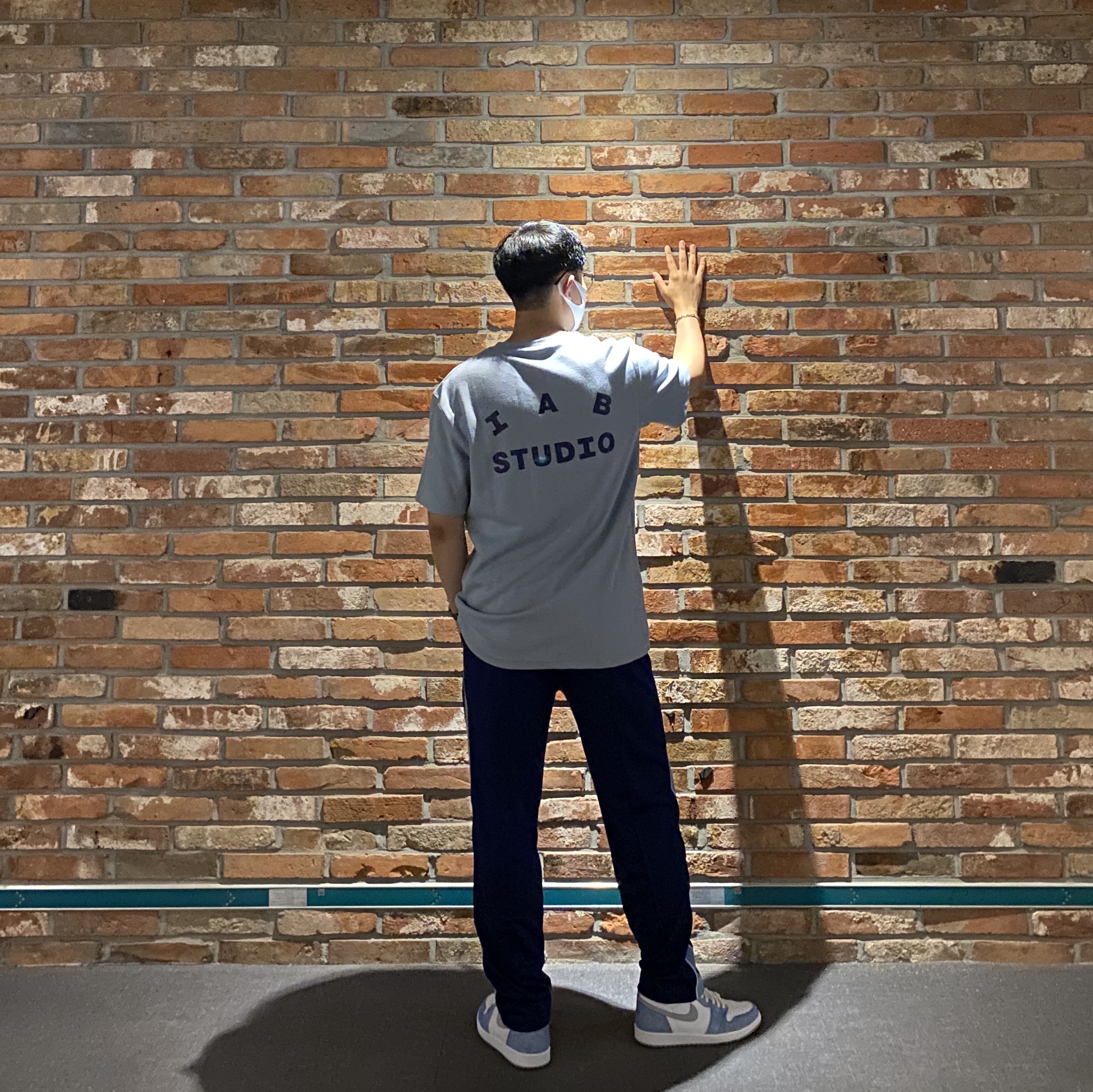 IAB Studio T-Shirt Ash Blue - 21SS, IAB Studio Track Pants Navy - 21SS 착용 스타일