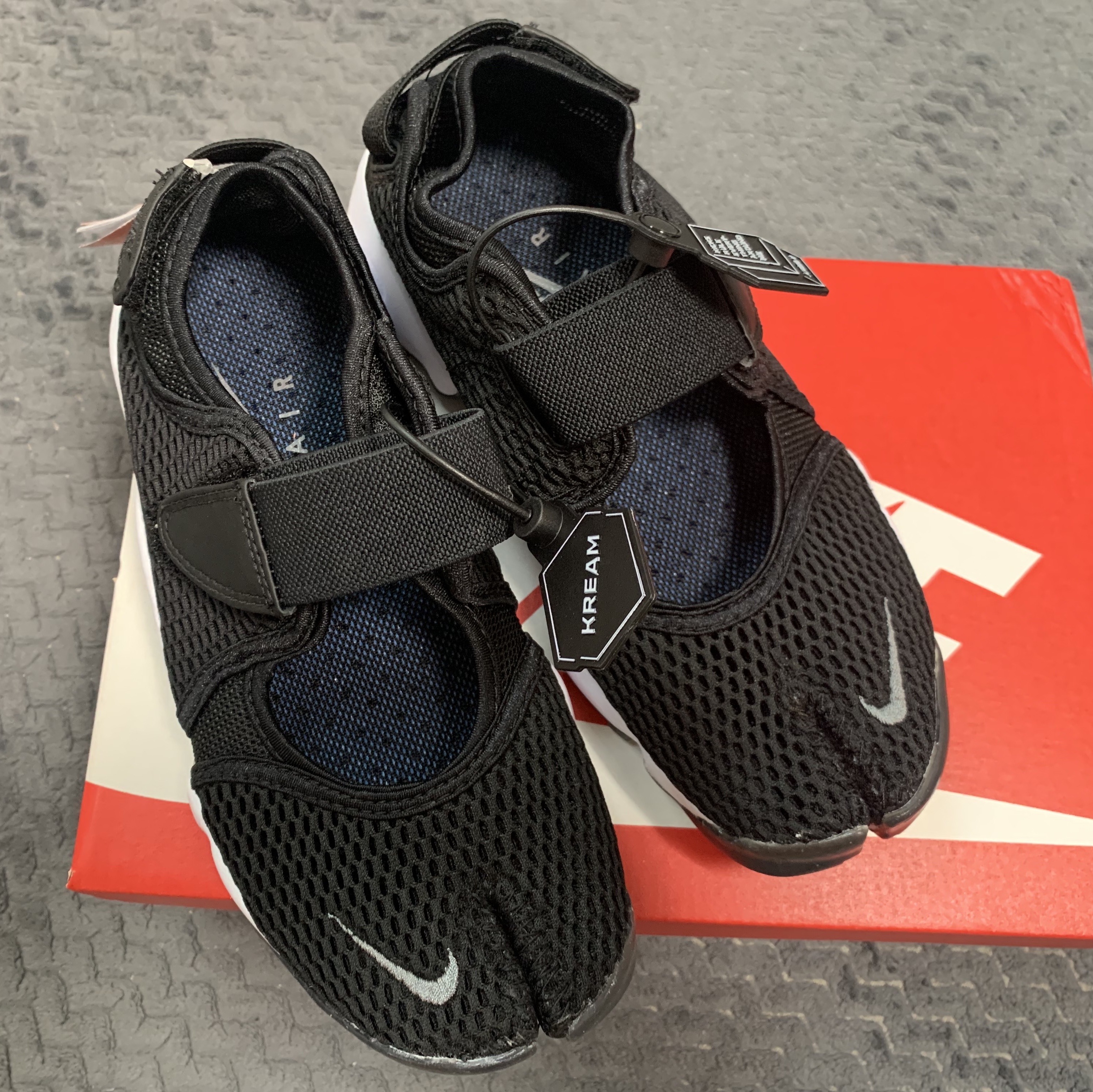 (W) Nike Air Rift Breathe Black 착용 스타일 - 2