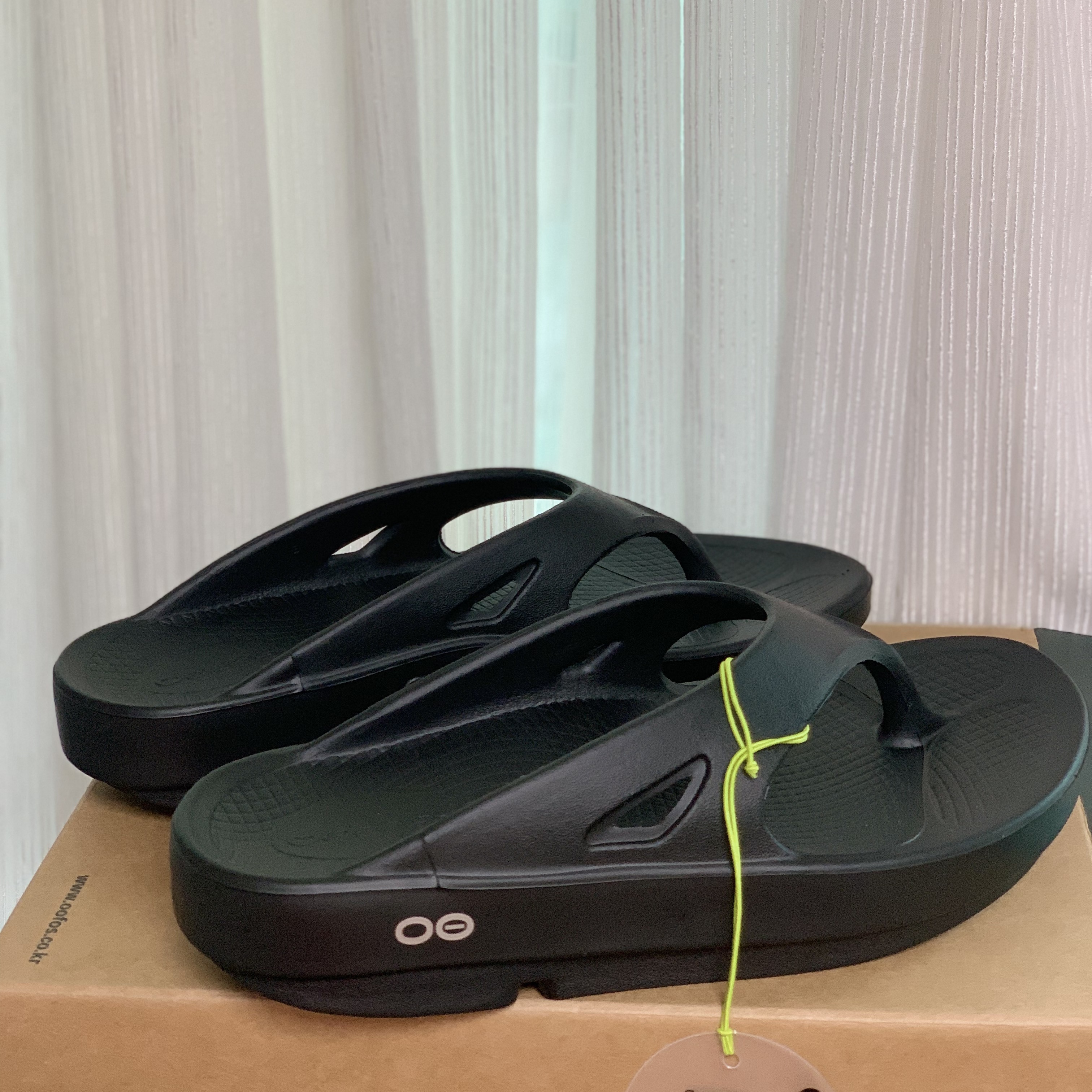 Oofos OOriginal Black 착용 스타일 - 2