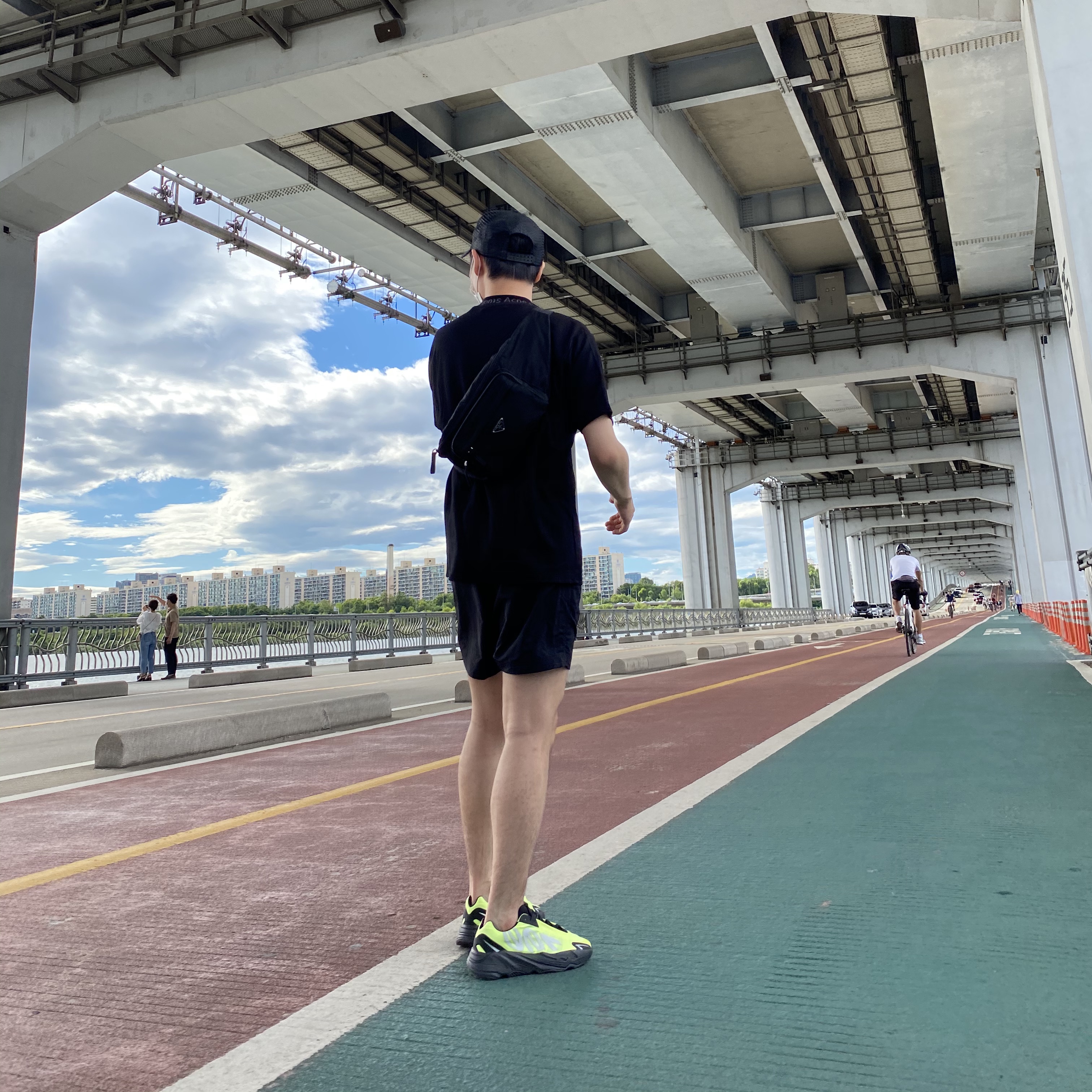 Adidas Yeezy Boost 700 MNVN Phosphor 착용 스타일