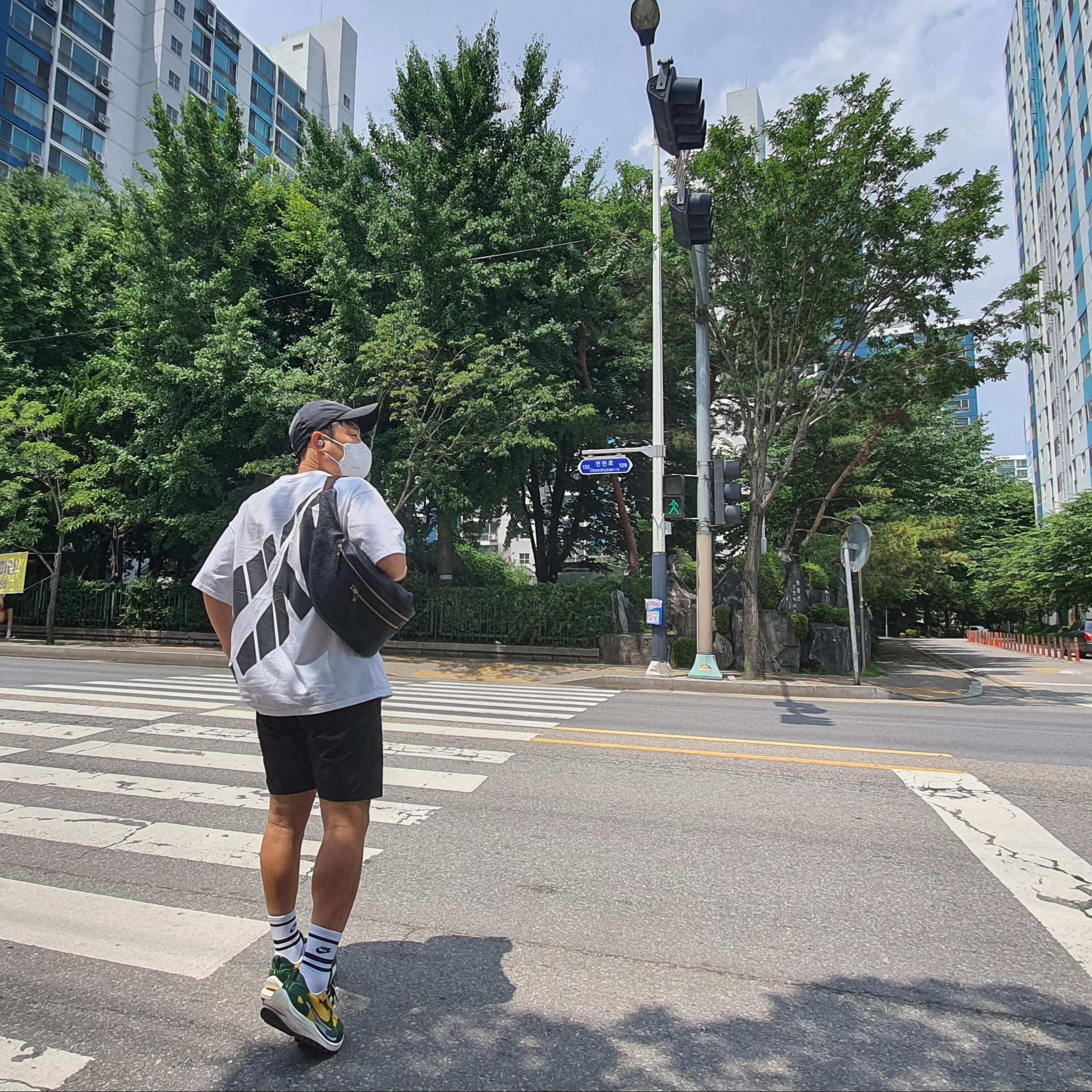 Nike x Sacai VaporWaffle Tour Yellow & Gorge Green Sail 착용 스타일