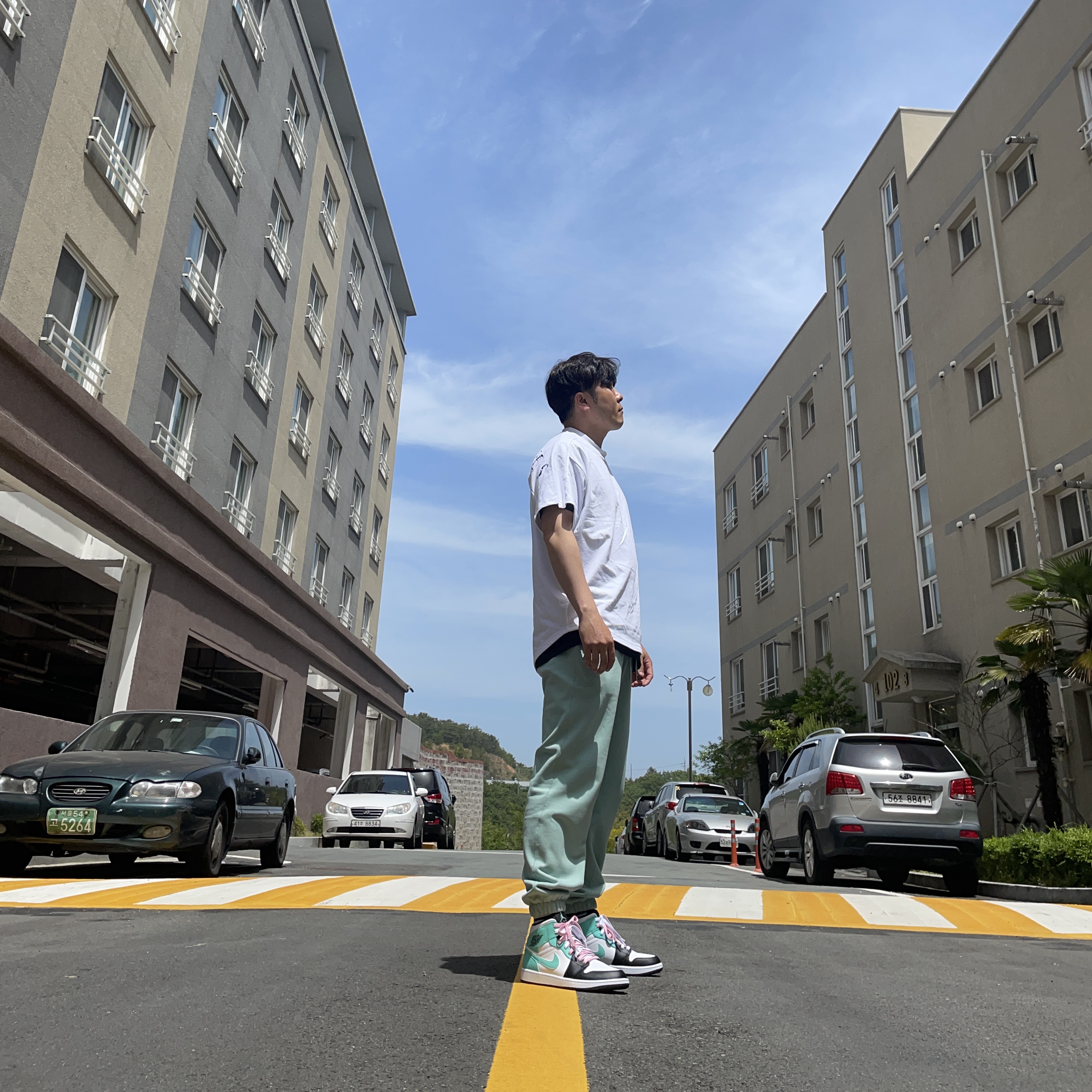 Jordan 1 Mid Tropical Twist 착용 스타일 - 3
