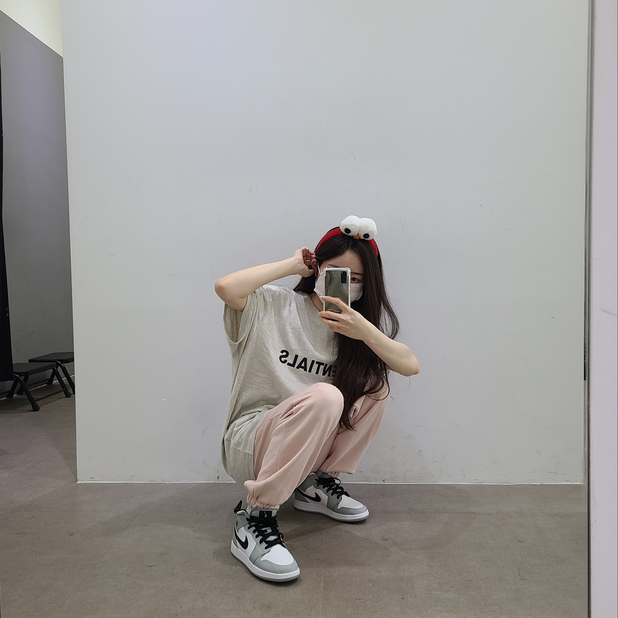(GS) Jordan 1 Mid Light Smoke Grey, Essentials 3D Silicon Applique Boxy T-Shirt Oatmeal/Oatmeal Heather/Light Heather Oatmeal 2020 착용 스타일 - 1