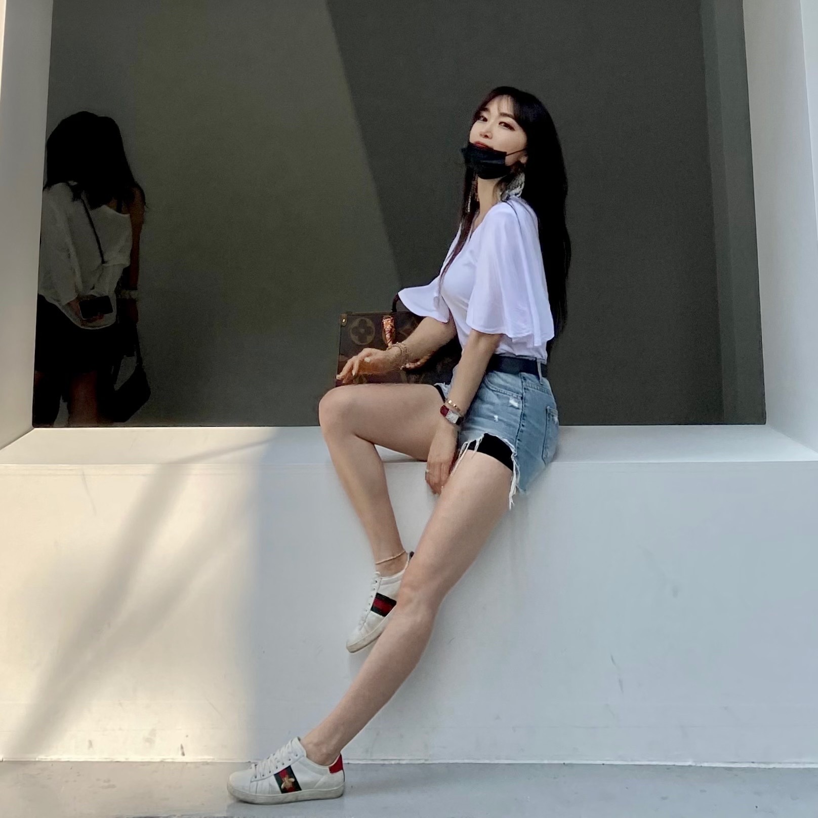 (W) Gucci Ace Bee Embroidered Sneakers 착용 스타일 - 1