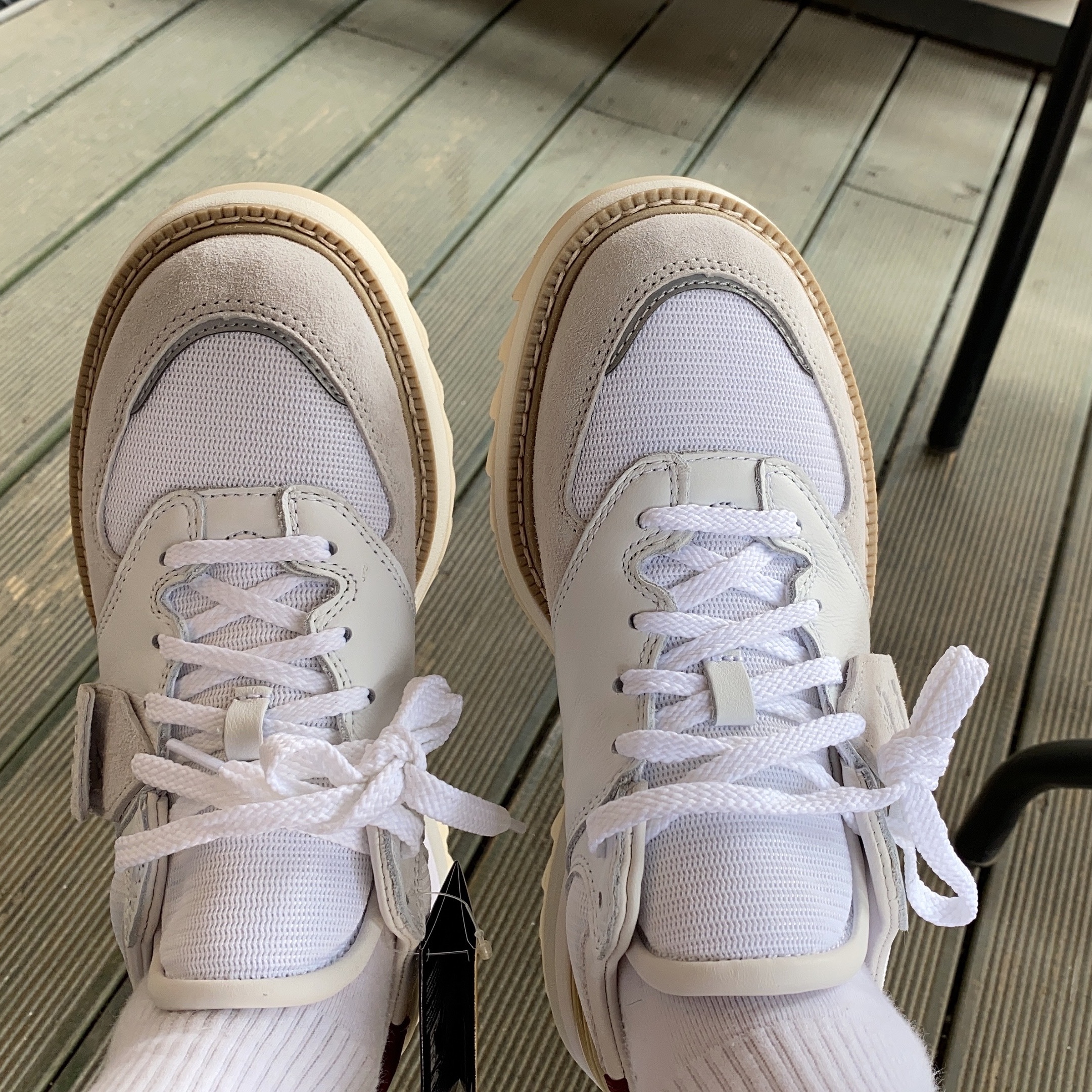 New Balance x Tokyo Design Studio 574 White Burgundy 착용 스타일 - 2