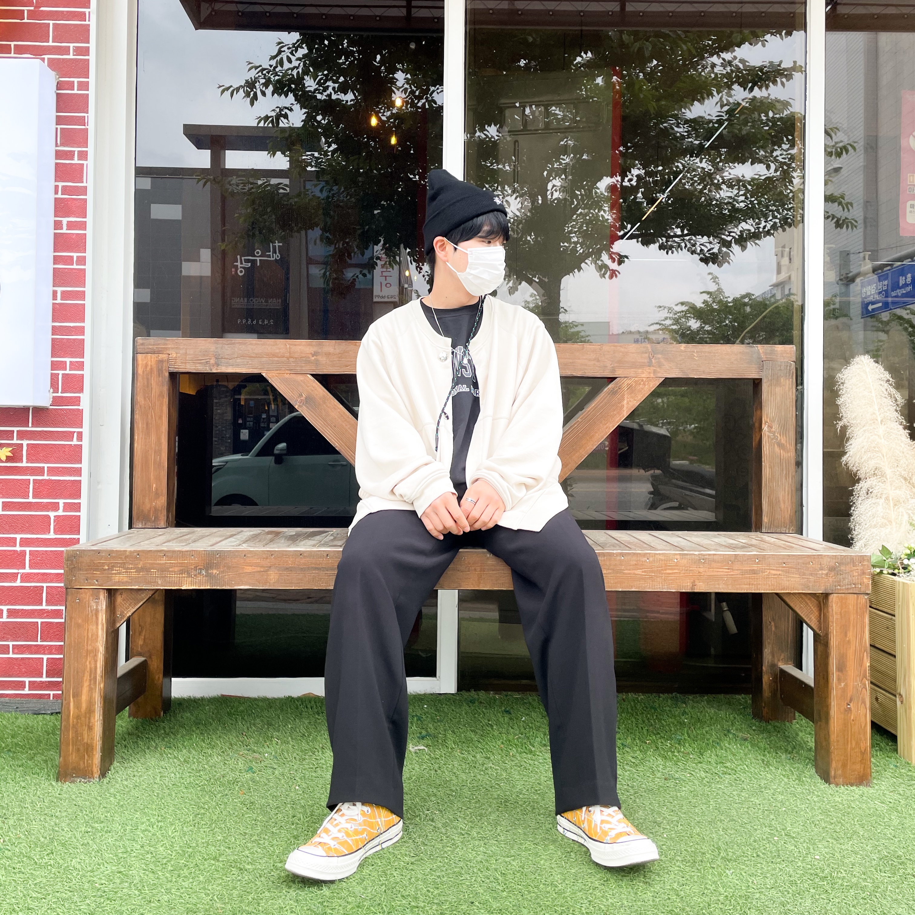 Converse Chuck 70 Ox Paint Splatter Sunflower Gold, Nike x Stussy Cuff Beanie Black 착용 스타일 - 2
