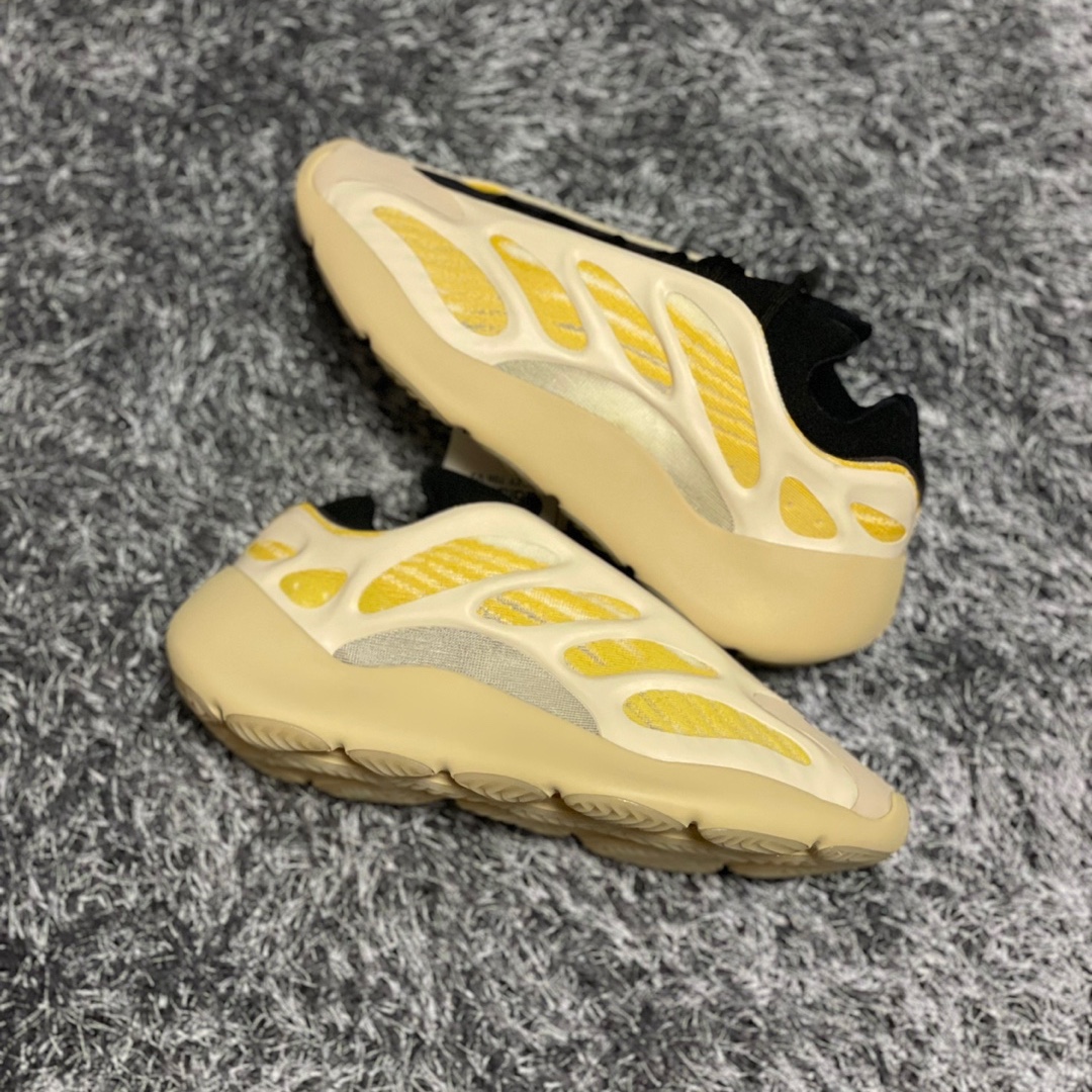Adidas Yeezy 700 V3 Safflower 착용 스타일 - 2