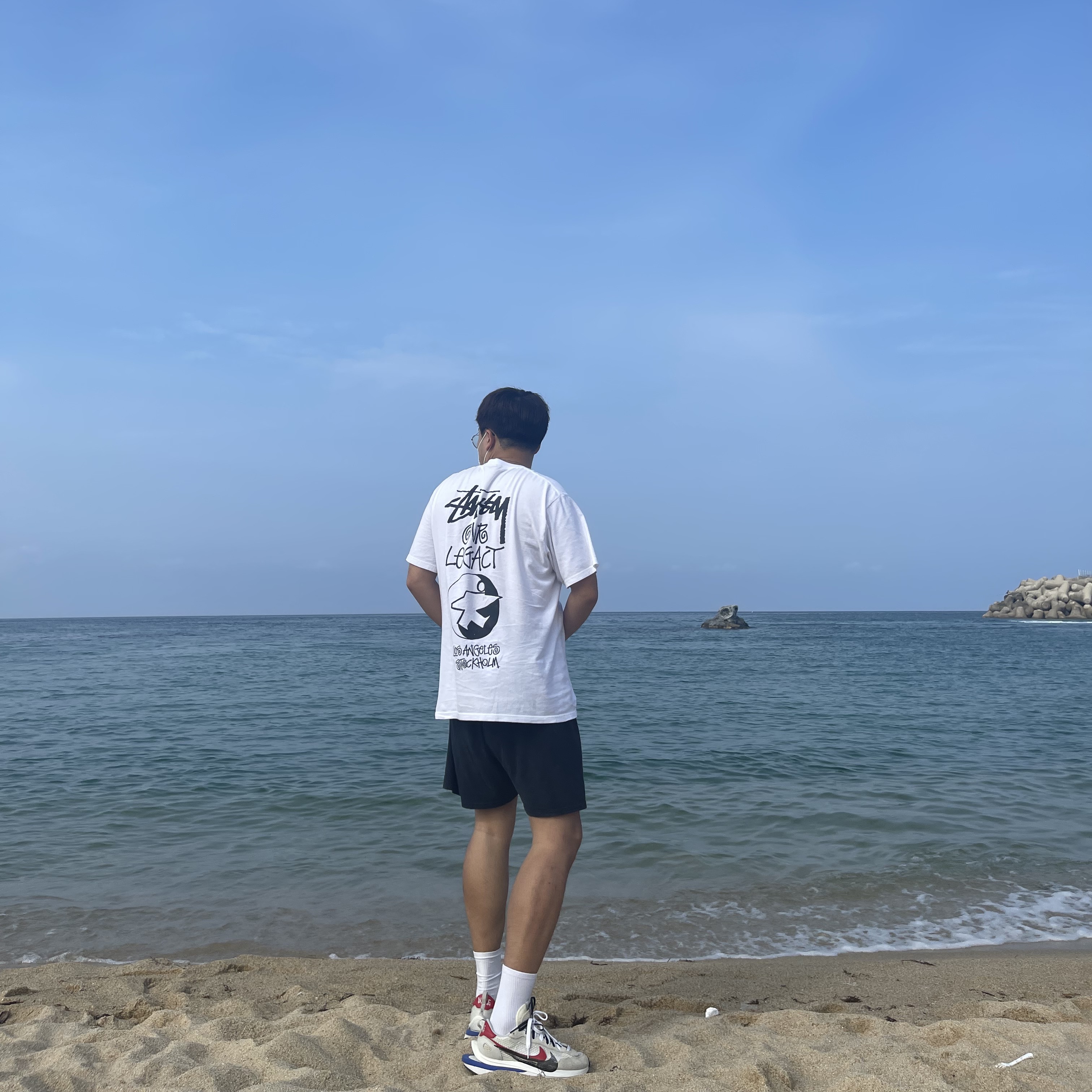 Nike x Sacai VaporWaffle Royal Fuchsia, Stussy x Our Legacy Surfman T-Shirt White - 21SS 착용 스타일
