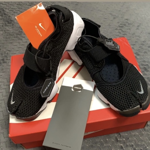 (W) Nike Air Rift Breathe Black 착용 스타일 - 1