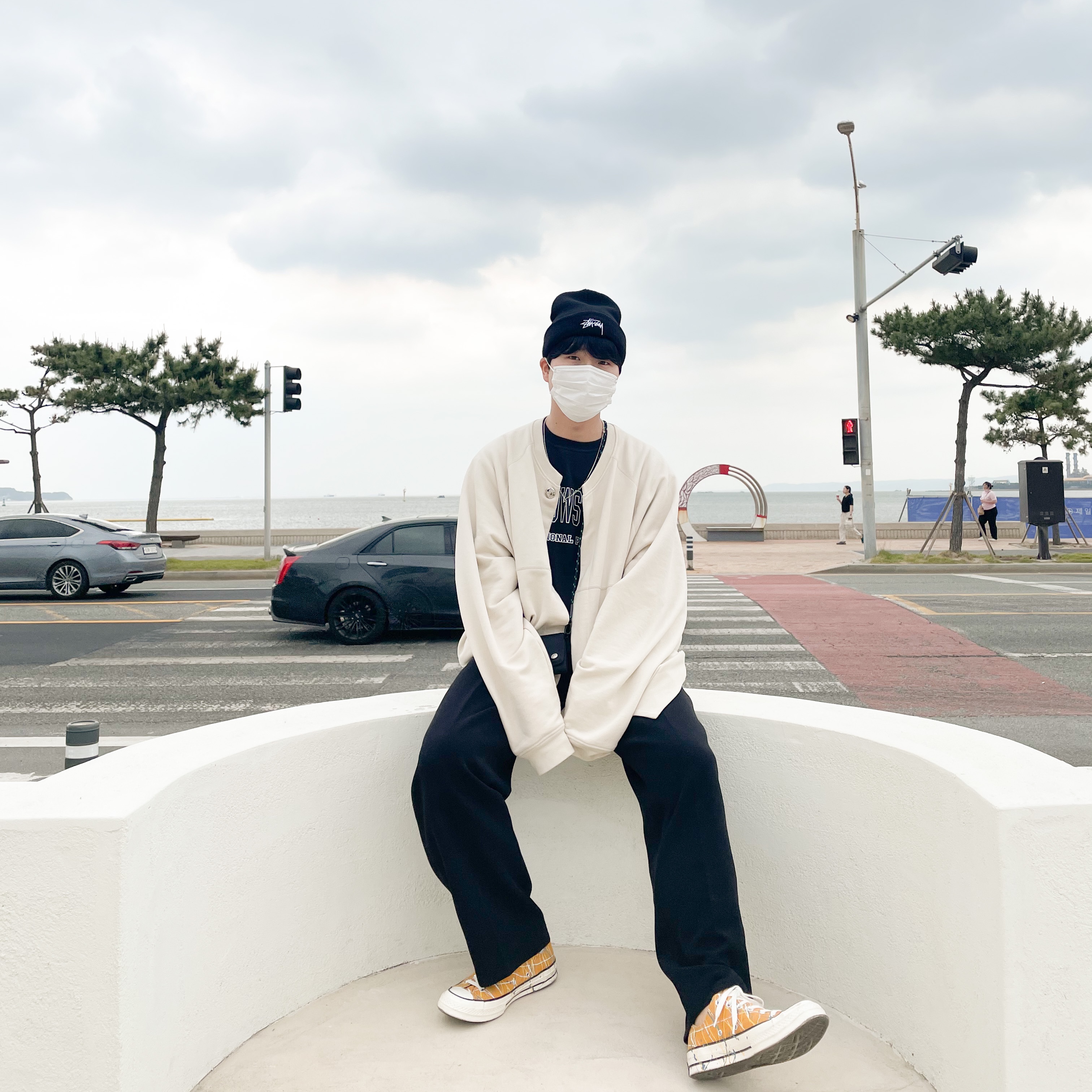 Converse Chuck 70 Ox Paint Splatter Sunflower Gold, Nike x Stussy Cuff Beanie Black 착용 스타일 - 1
