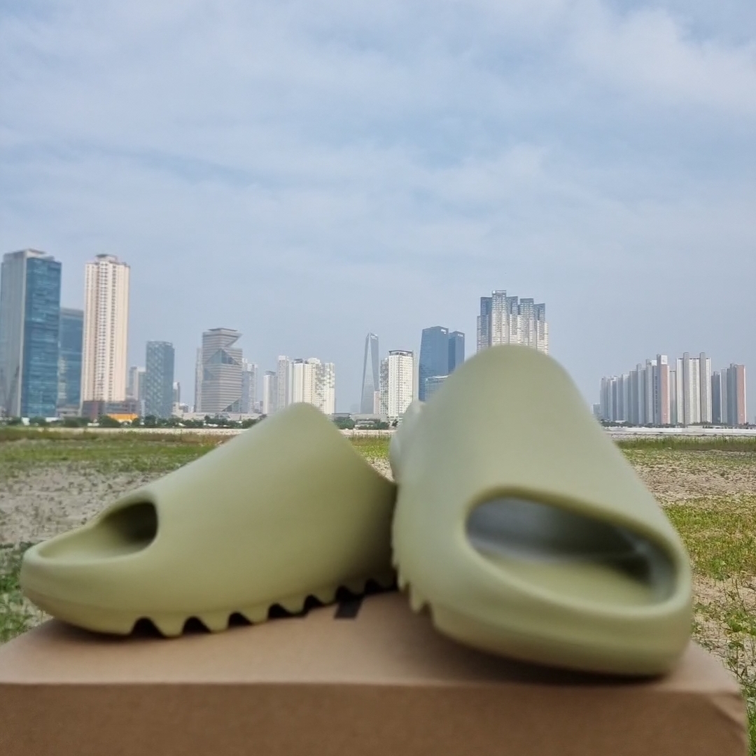 Adidas Yeezy Slide Resin 2021 착용 스타일