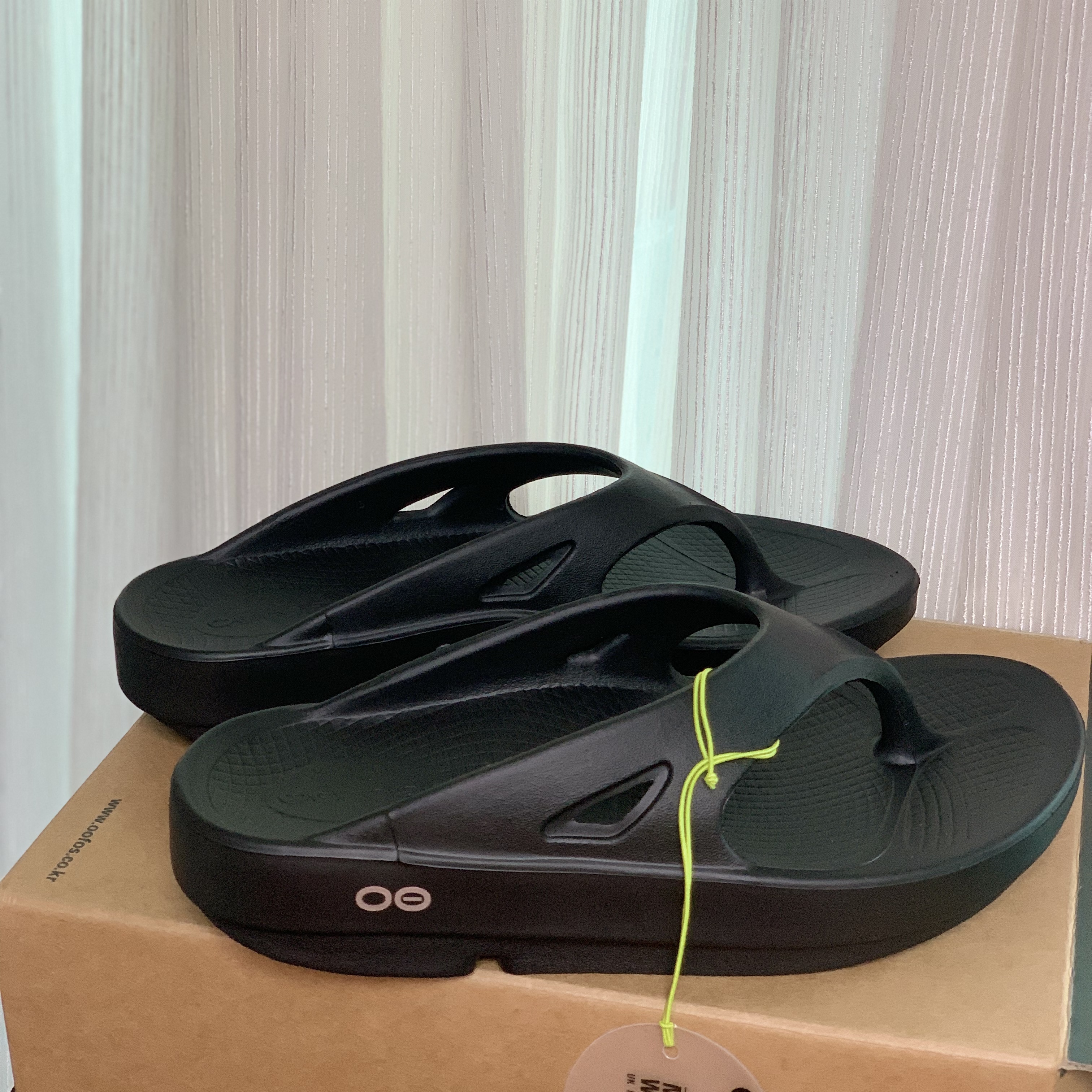 Oofos OOriginal Black 착용 스타일 - 3
