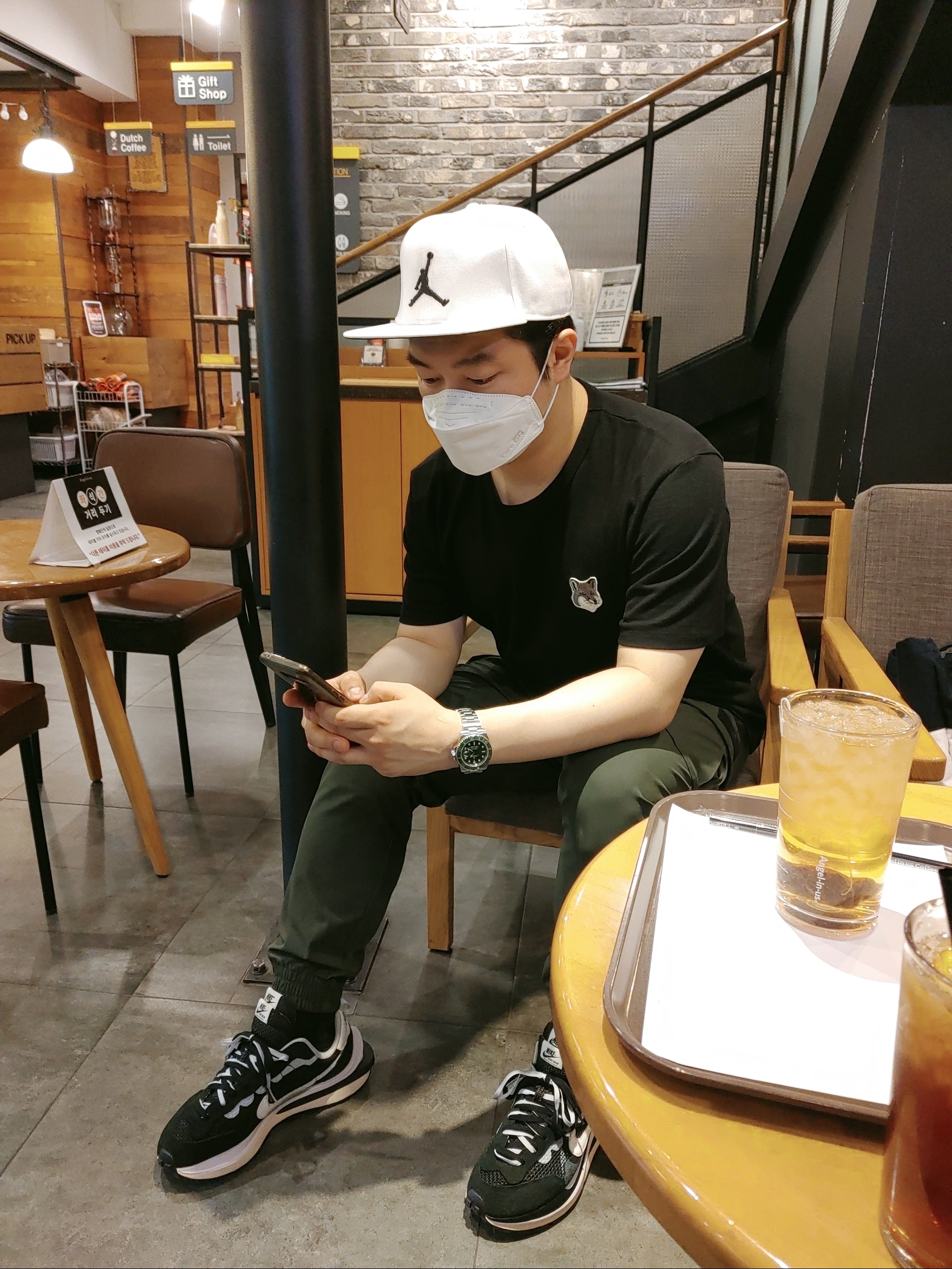Nike x Sacai VaporWaffle Black White, Maison Kitsune Grey Fox Head Patch Classic T-Shirt Black 착용 스타일