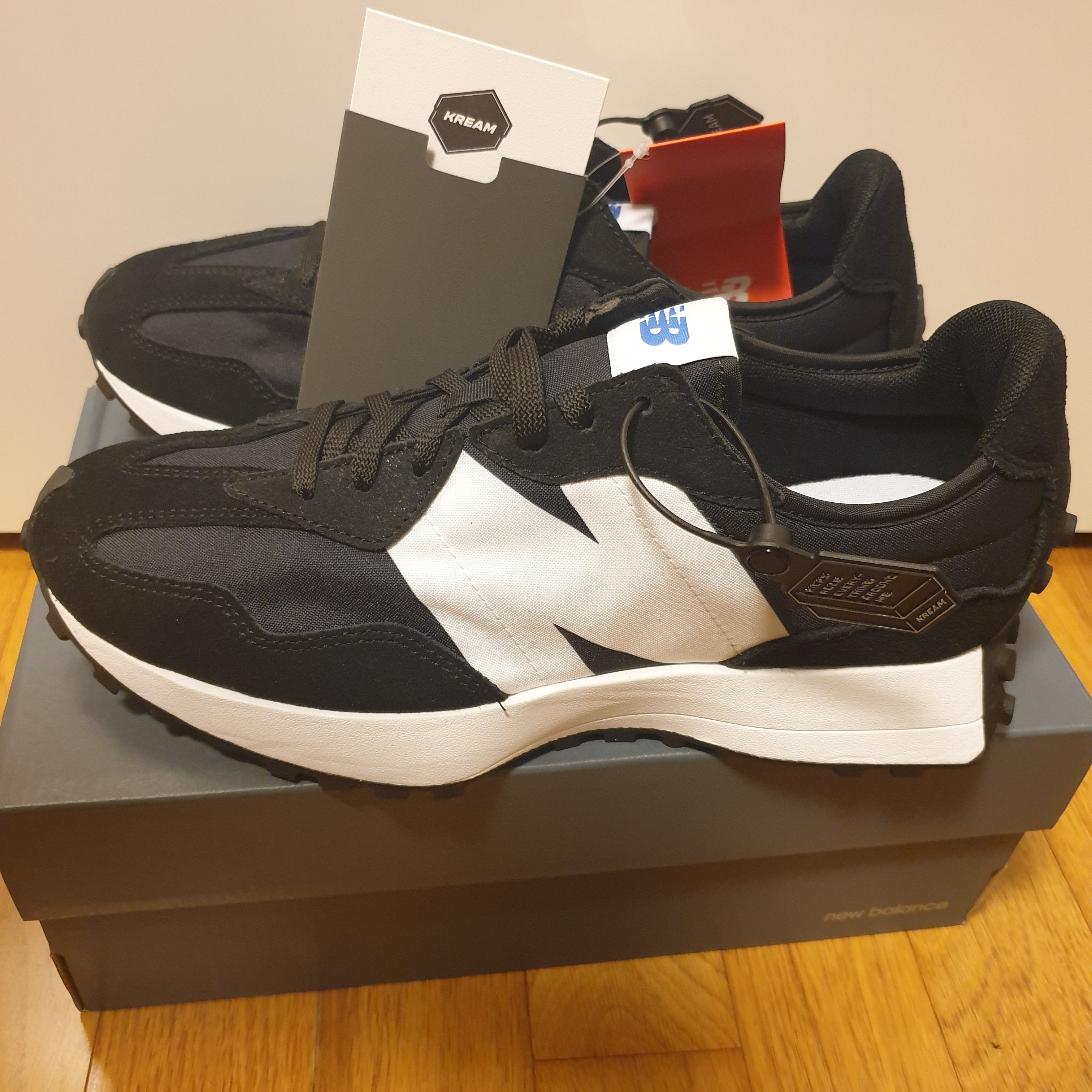 New Balance 327 Black 착용 스타일