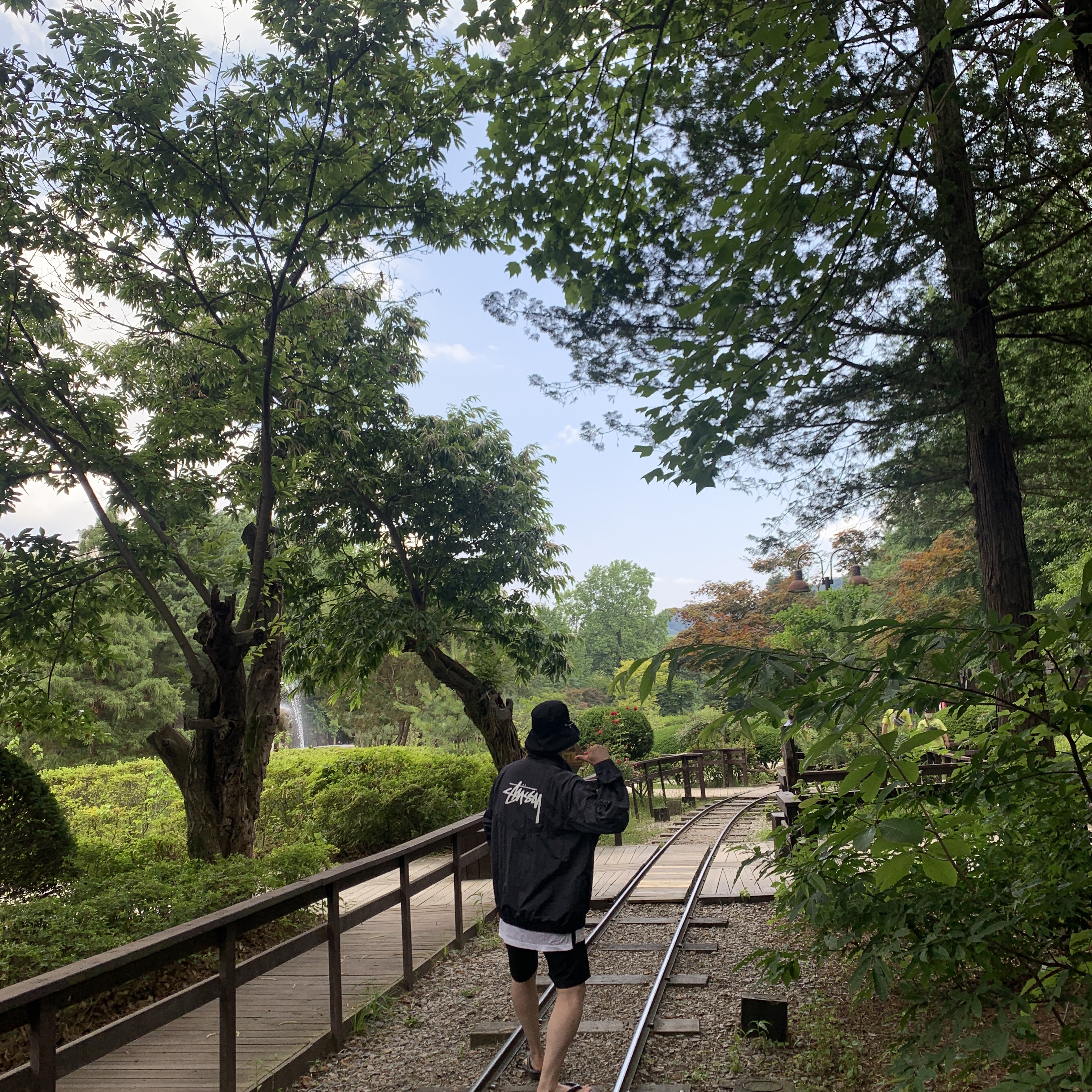 Nike x Stussy Windrunner Jacket Off Noir, New Balance x Taw&Toe Flip Flop Black 착용 스타일 - 3