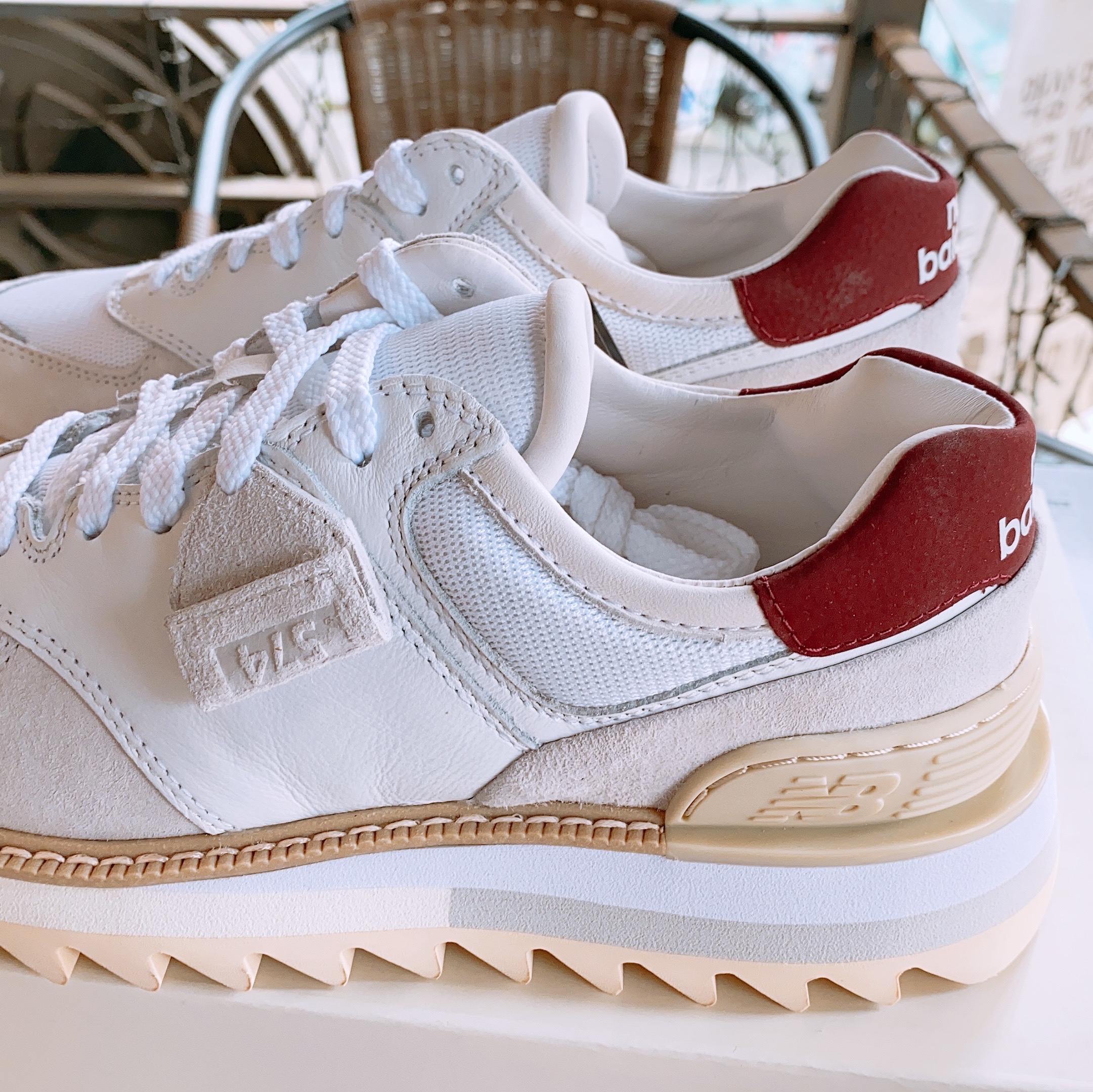 New Balance x Tokyo Design Studio 574 White Burgundy 착용 스타일 - 3