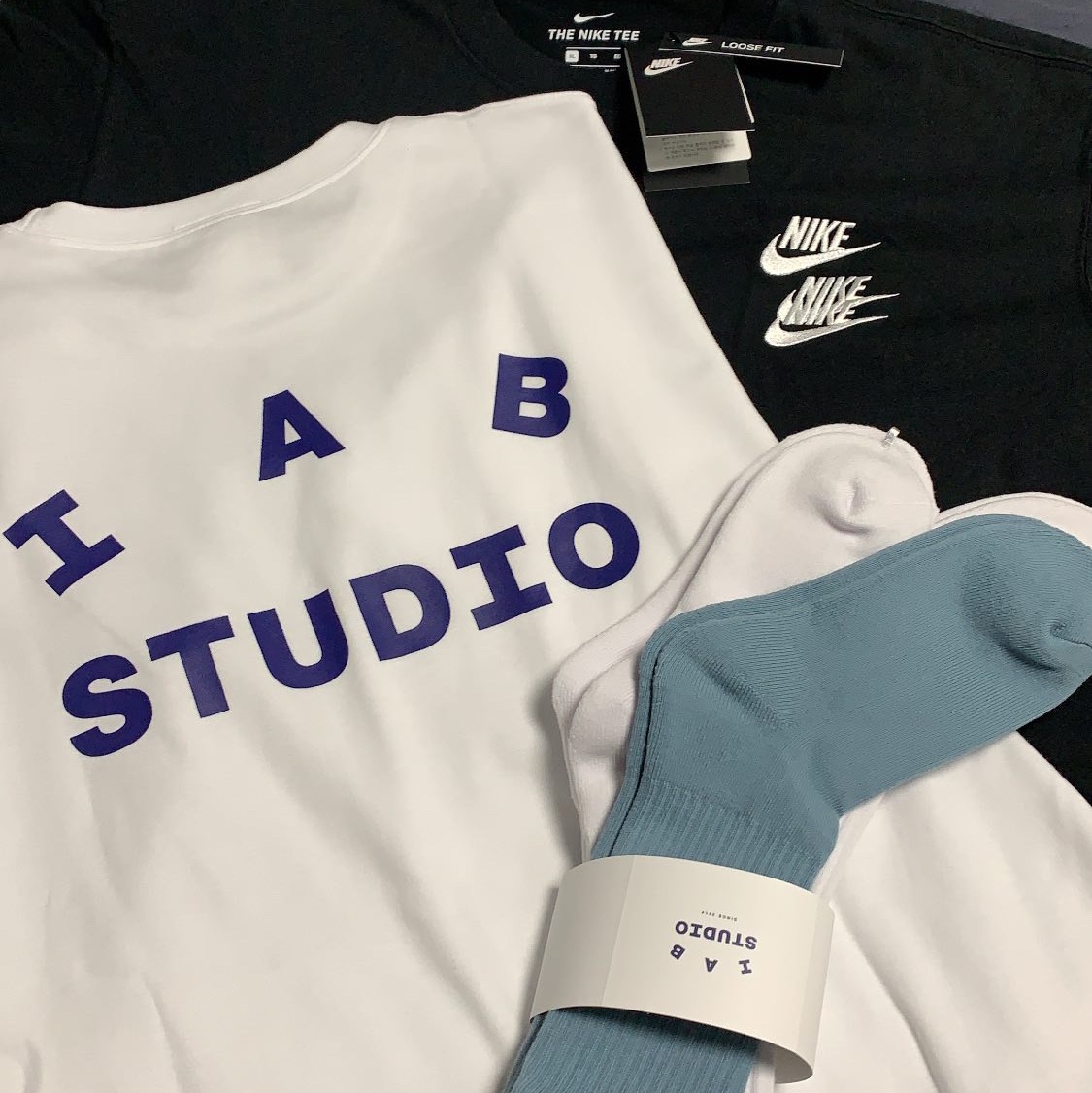 IAB Studio T-Shirt White, IAB Studio White & Ash Blue Socks (3 Pack) 착용 스타일