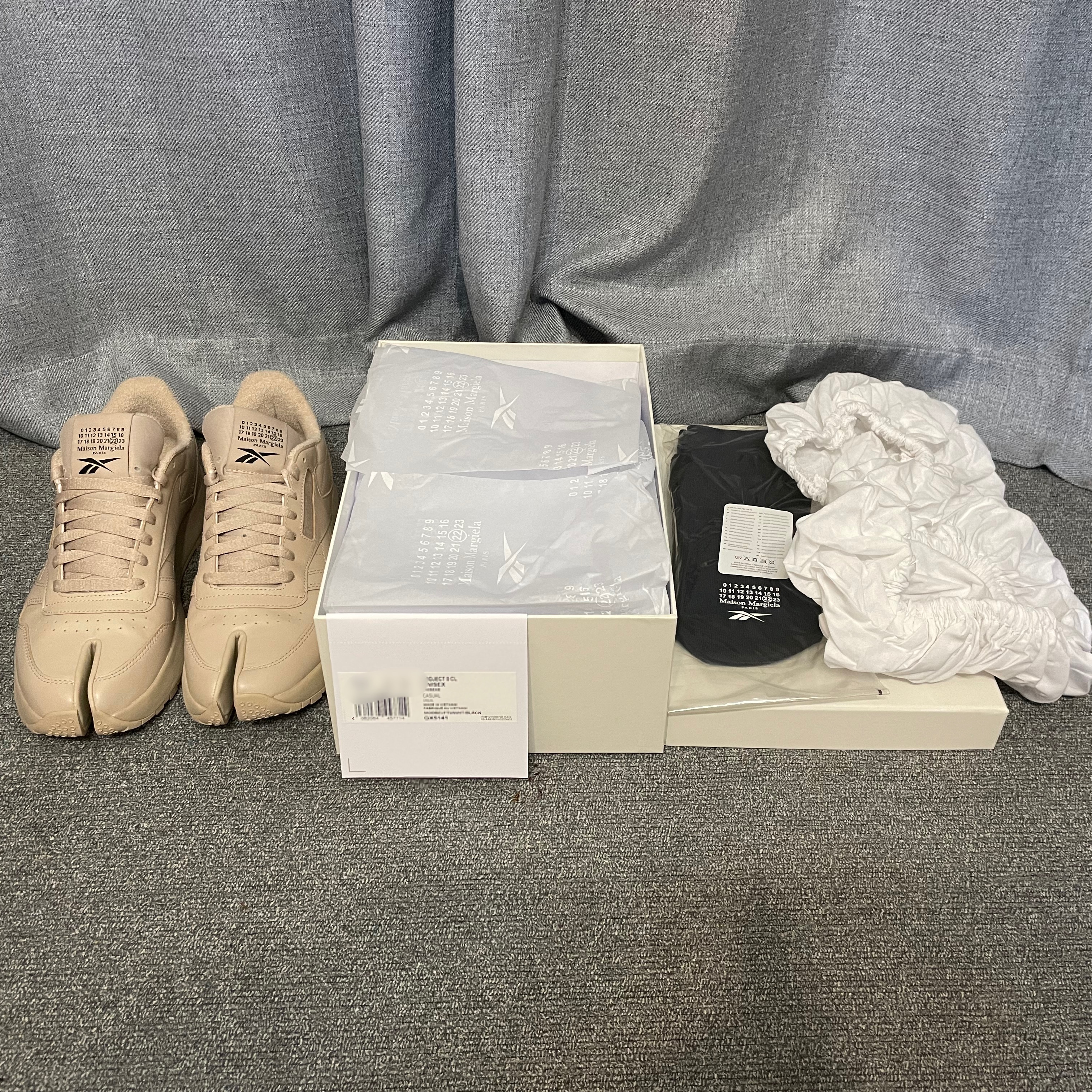 Reebok x Maison Margiela Classic Leather Tabi Shoes Beige 착용 스타일 - 5