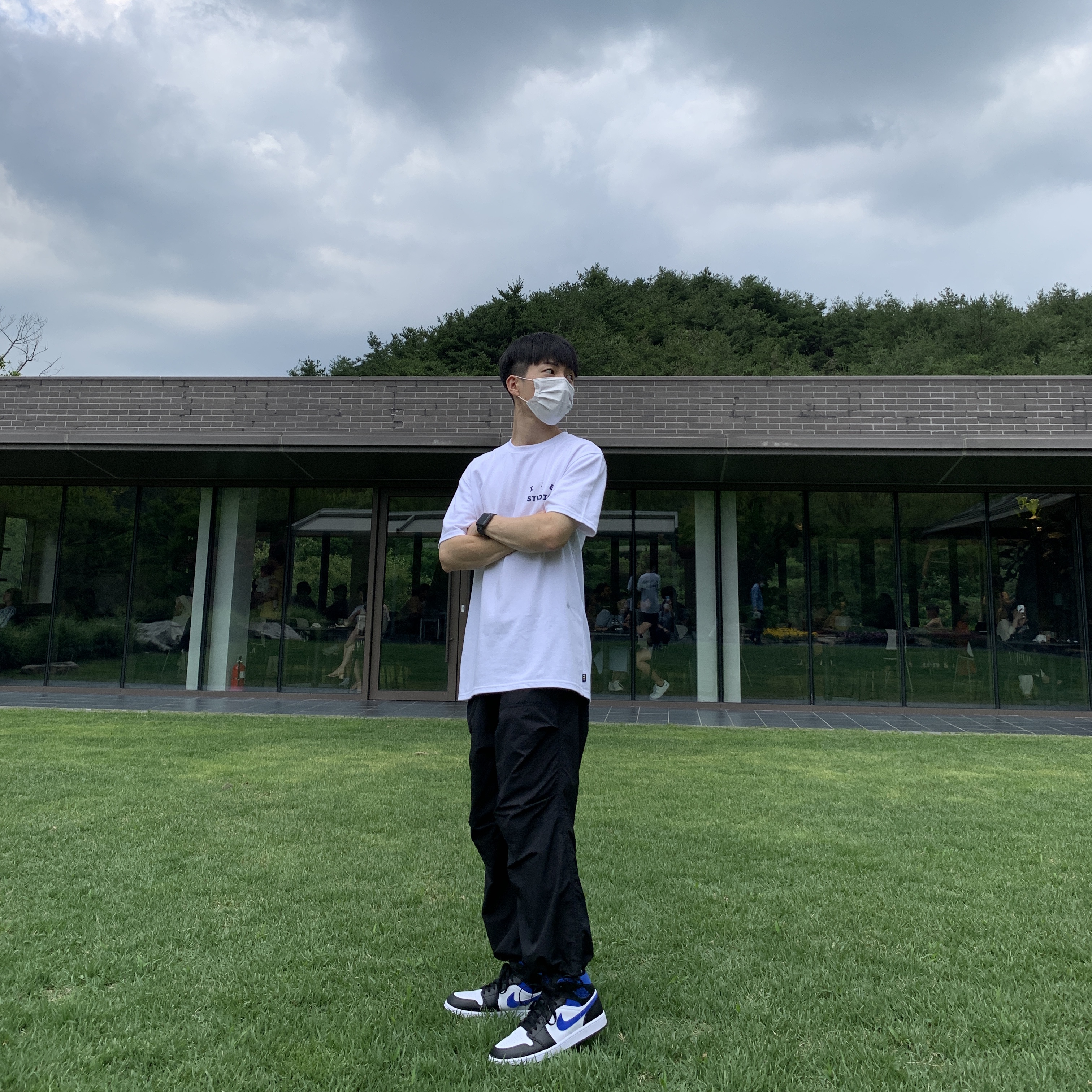 IAB Studio T-Shirt White, Jordan 1 Mid Racer Blue 착용 스타일