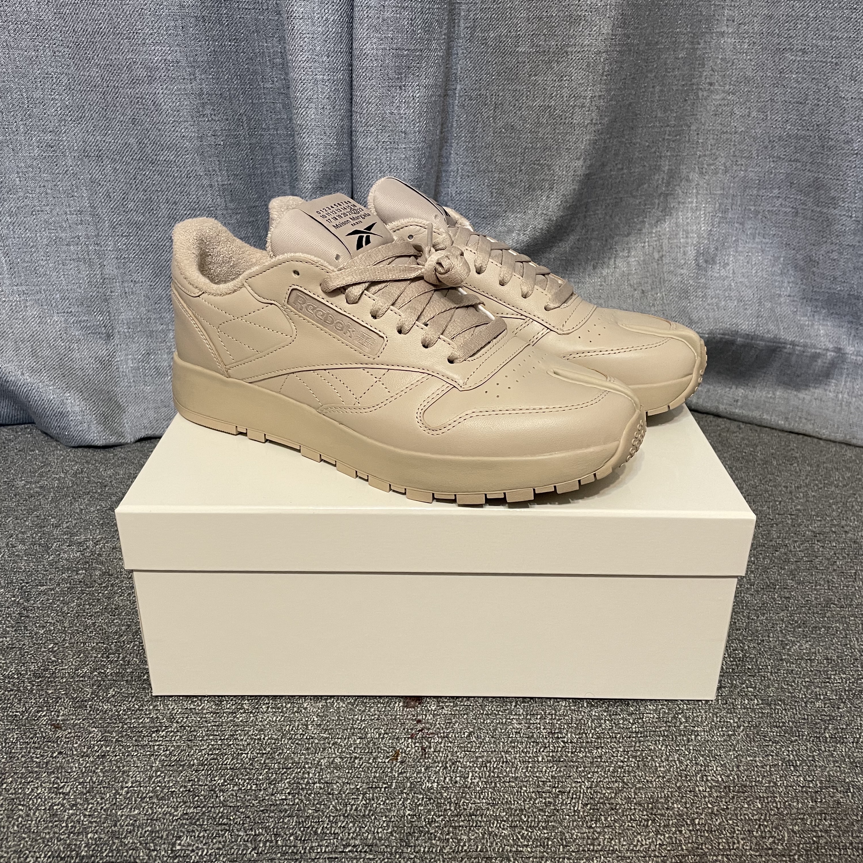 Reebok x Maison Margiela Classic Leather Tabi Shoes Beige 착용 스타일 - 1