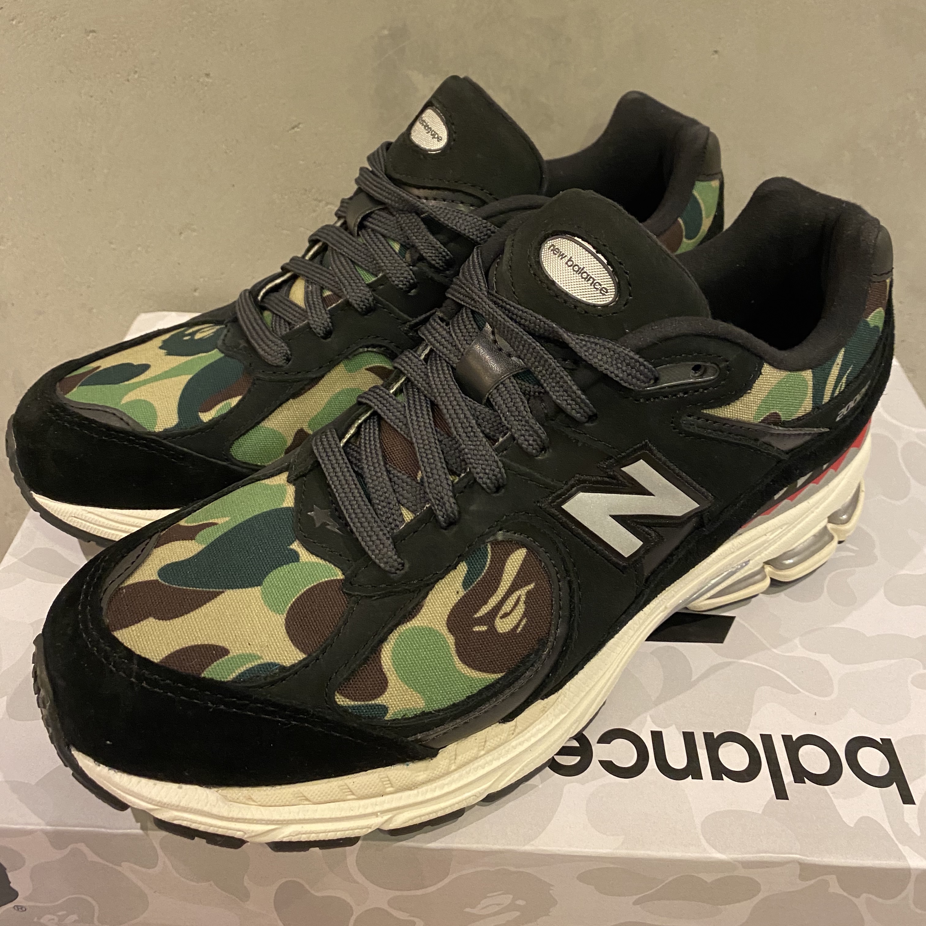 New Balance x BAPE 2002R Black Camo (Special Box) 착용 스타일 - 2