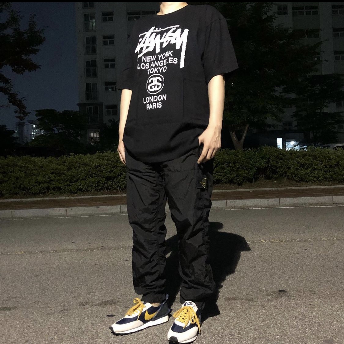 Stussy World Tour T-Shirt Black, (W) Nike x Undercover Daybreak Obsidian 착용 스타일
