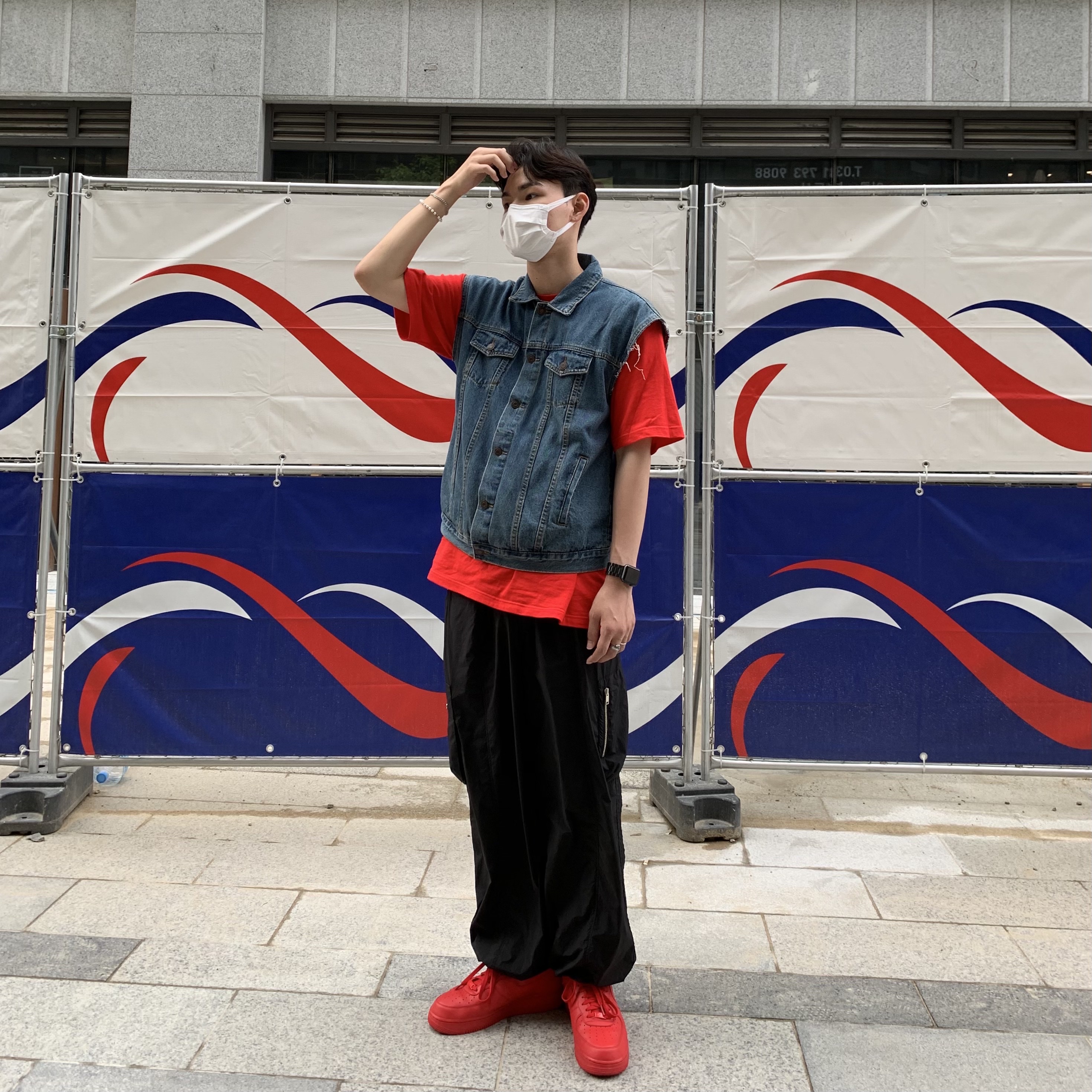 Nike Air Force 1 '07 LV8 Low 1 Triple Red 착용 스타일 - 1
