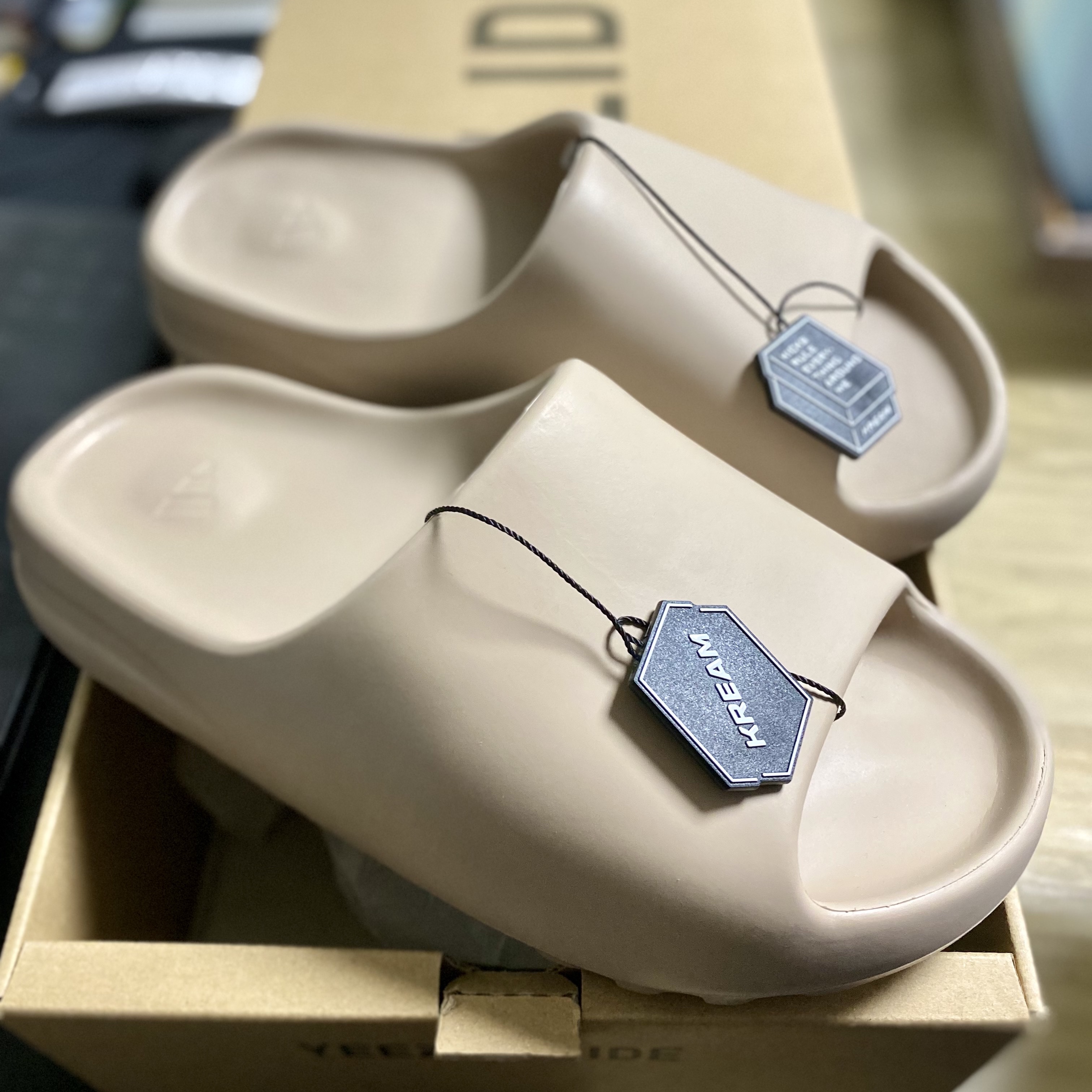 Adidas Yeezy Slide Pure 착용 스타일