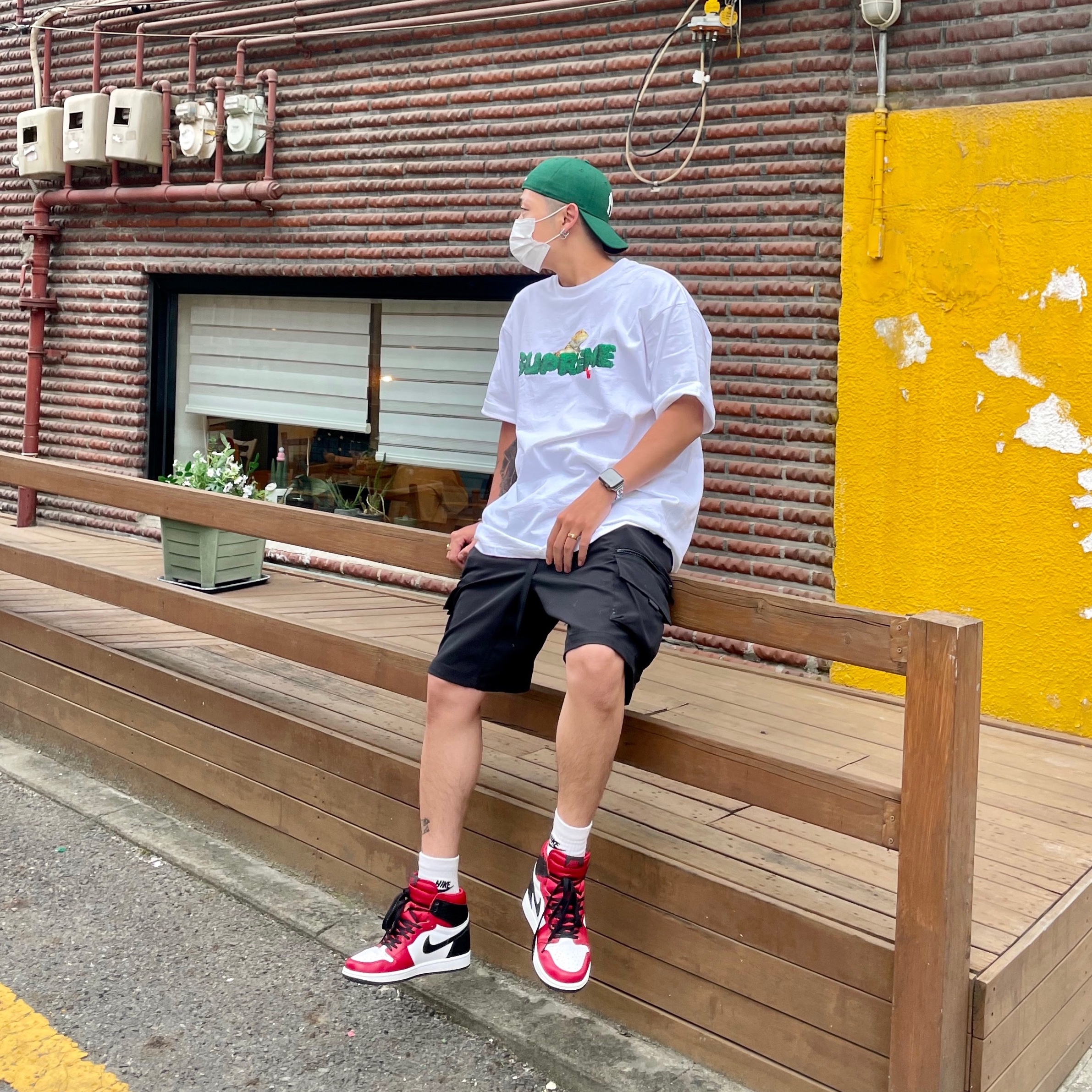 Supreme Lizard T-Shirt White - 20SS, (W) Jordan 1 Retro High Satin Red 착용 스타일
