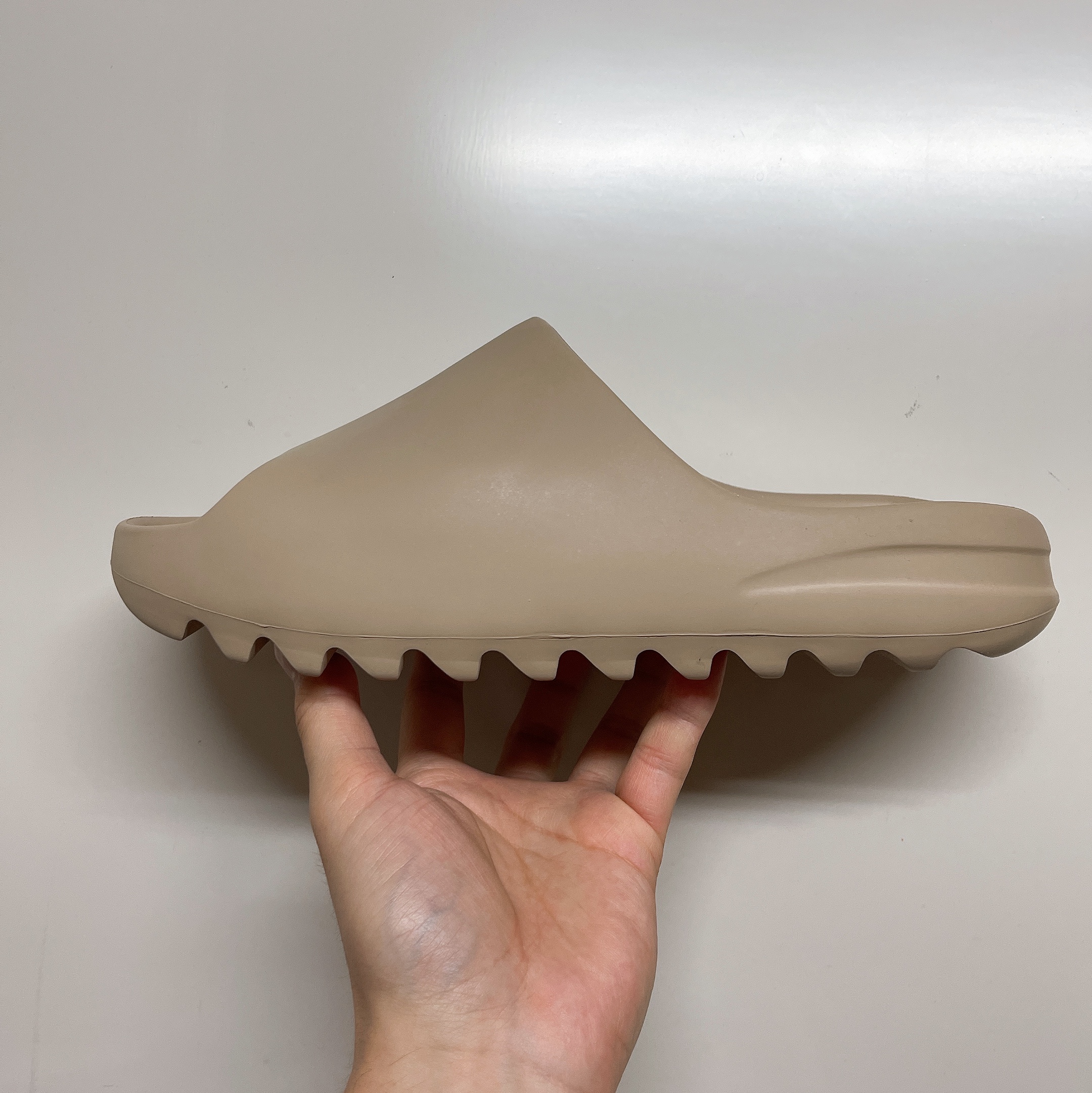 Adidas Yeezy Slide Pure 착용 스타일