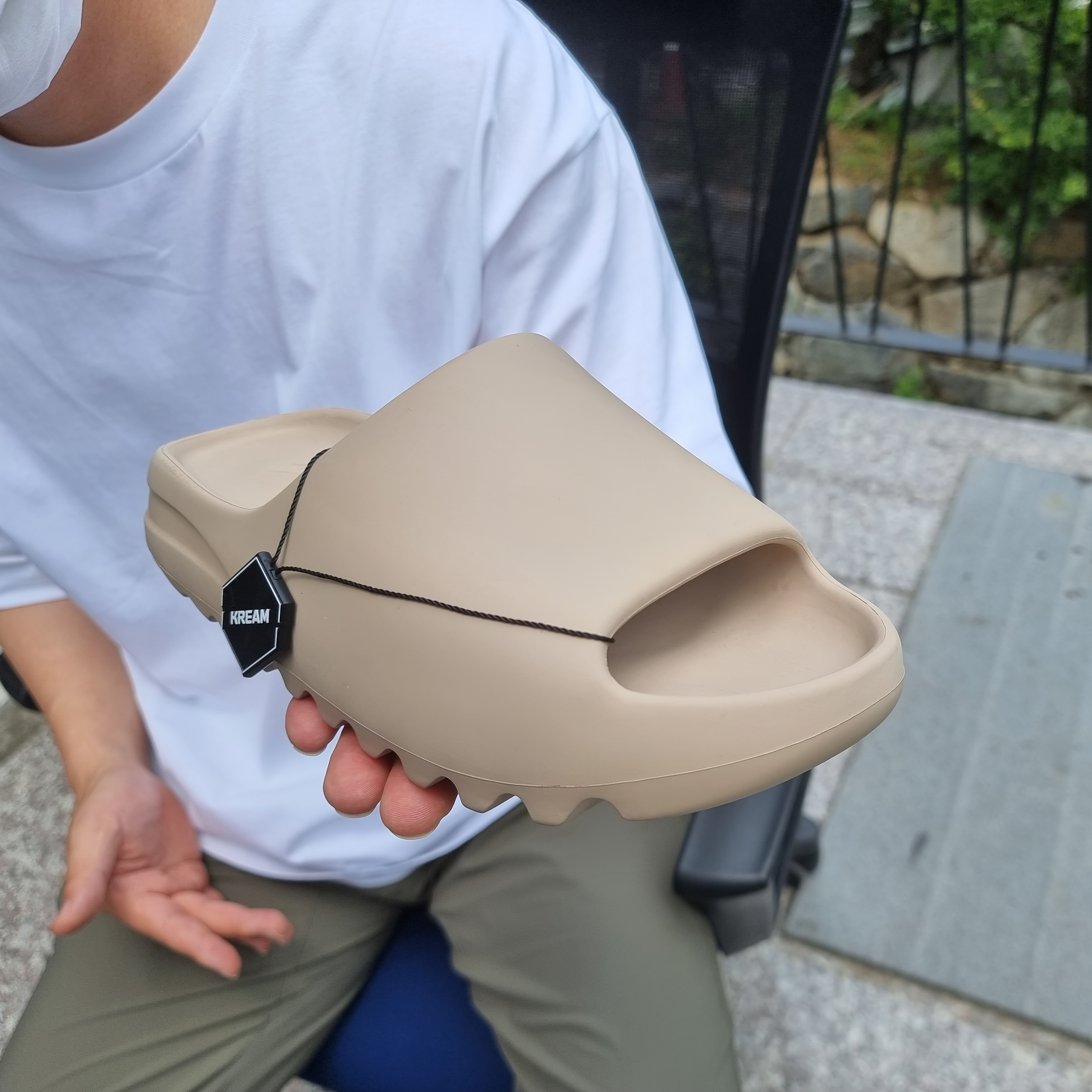 Adidas Yeezy Slide Pure 착용 스타일