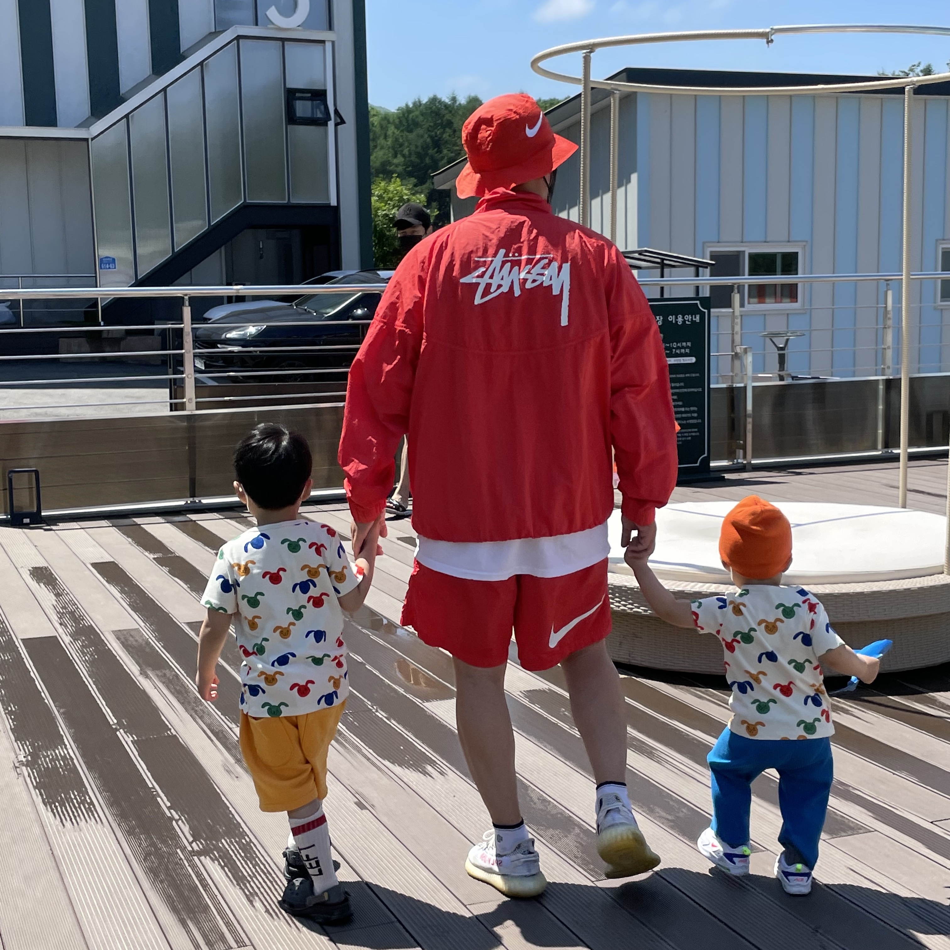 Nike x Stussy Windrunner Jacket Habanero Red, Nike x Stussy Water Shorts Habanero Red 착용 스타일