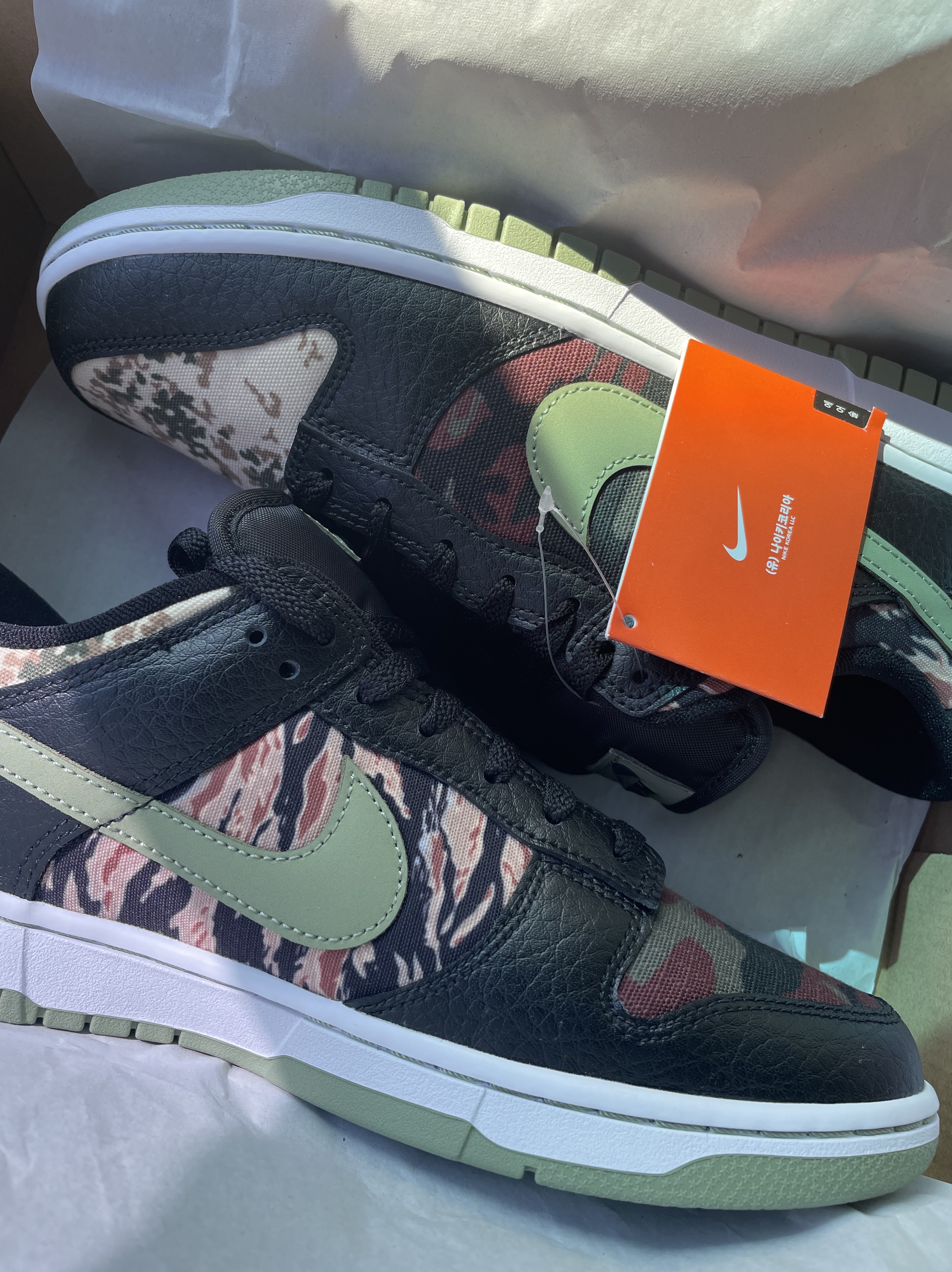 Nike Dunk Low SE Black Multi Camo 착용 스타일