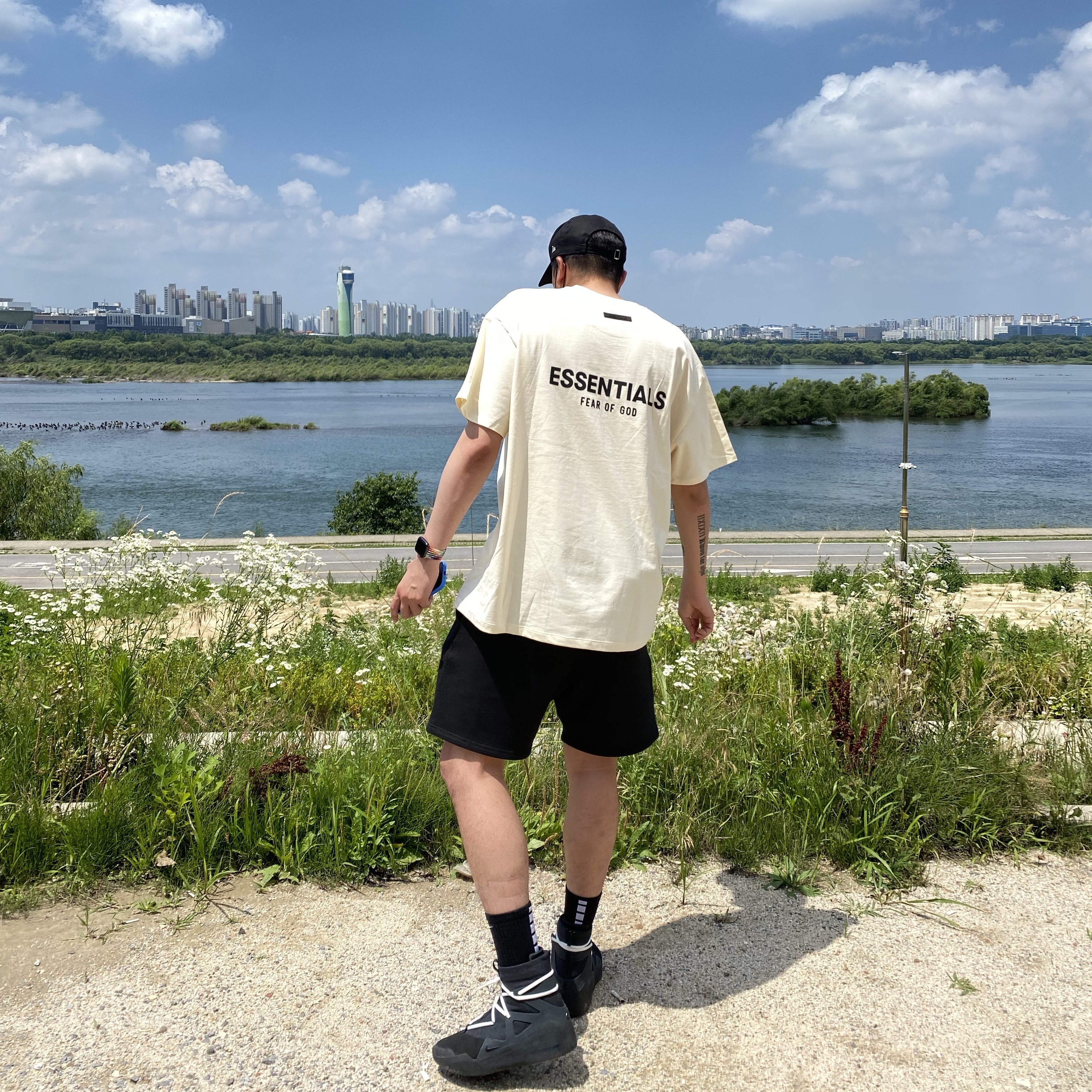 Essentials Sweatshorts Black - 21SS, Essentials T-Shirt Cream - 21SS 착용 스타일