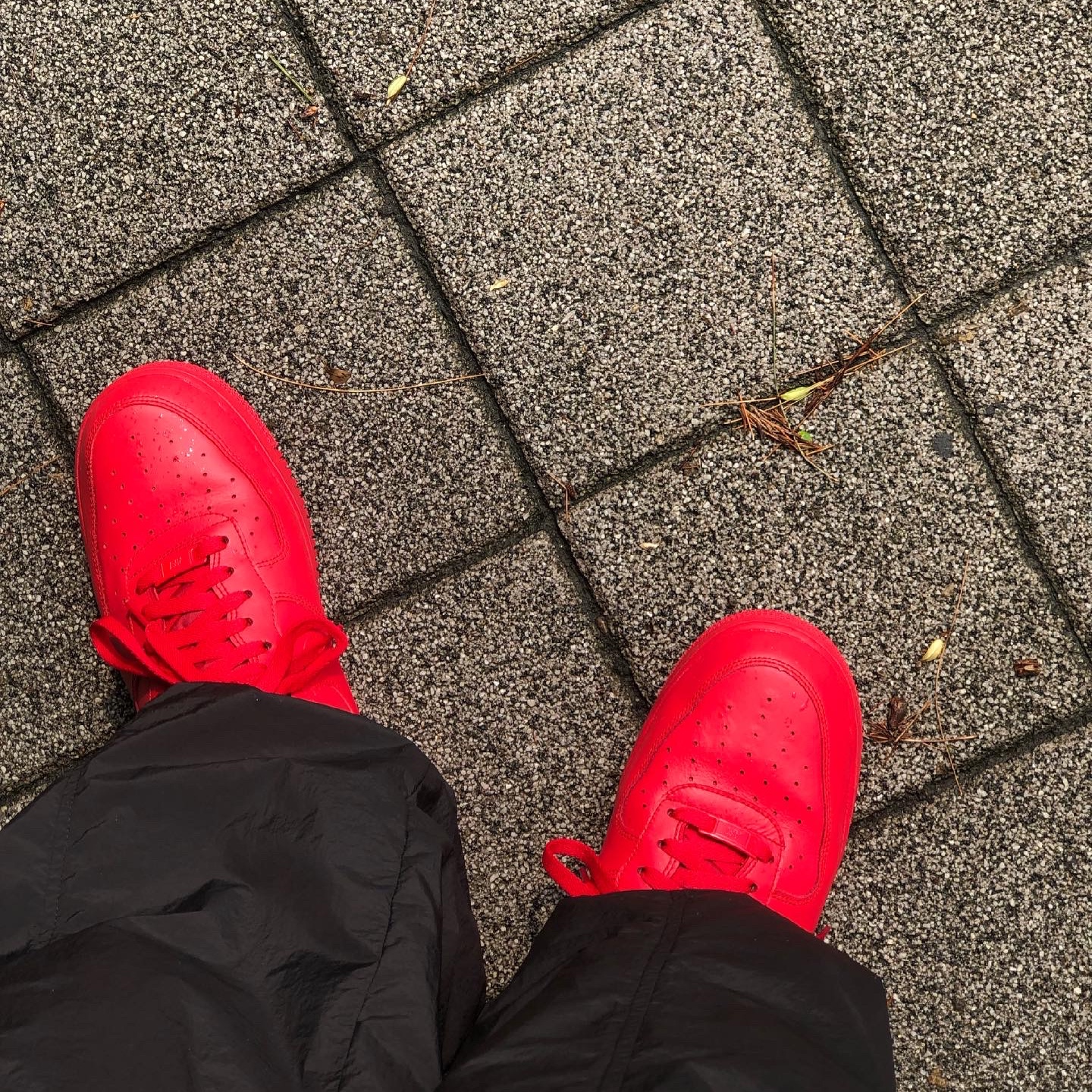 Nike Air Force 1 '07 LV8 Low 1 Triple Red 착용 스타일 - 2