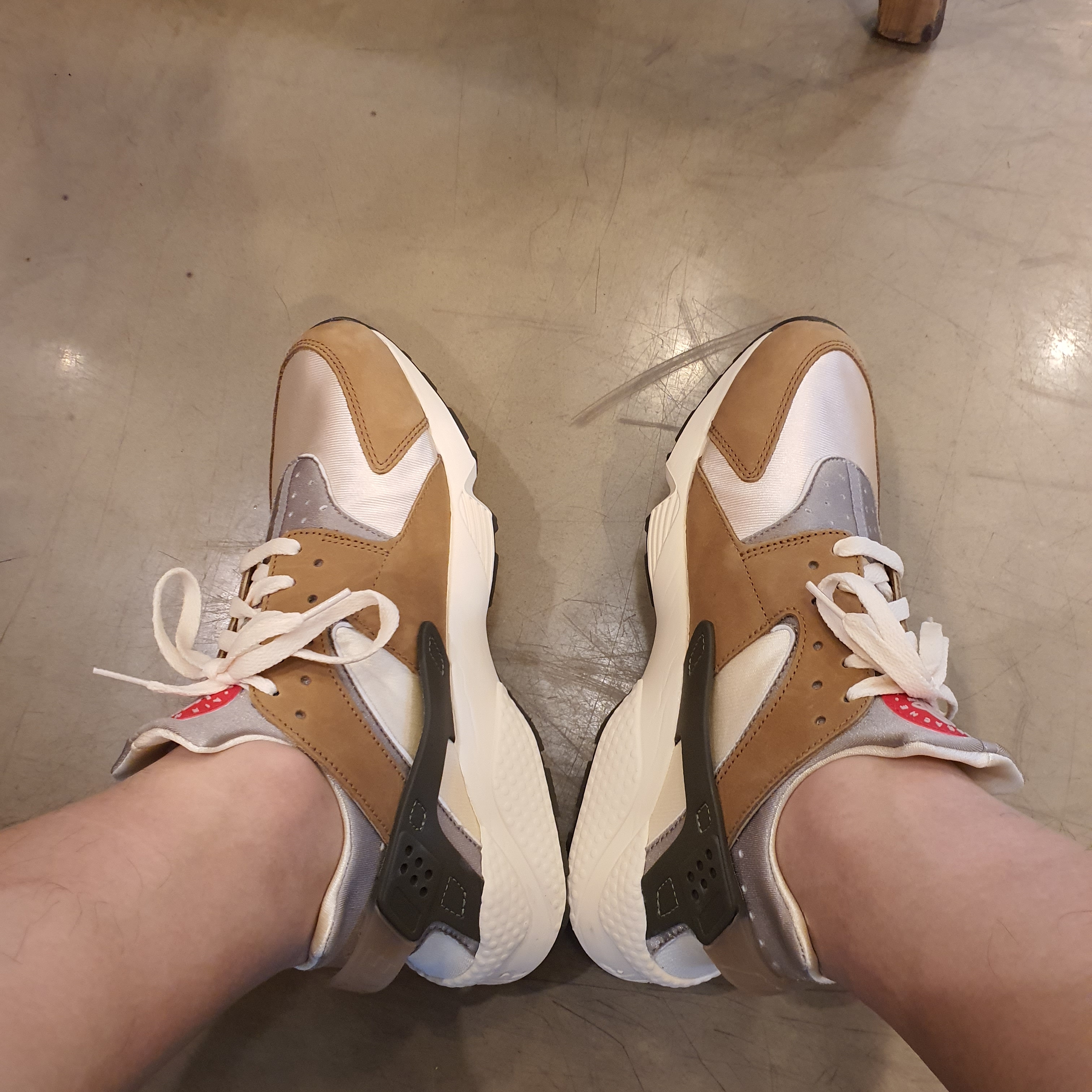 Nike x Stussy Air Huarache LE Desert Oak 착용 스타일