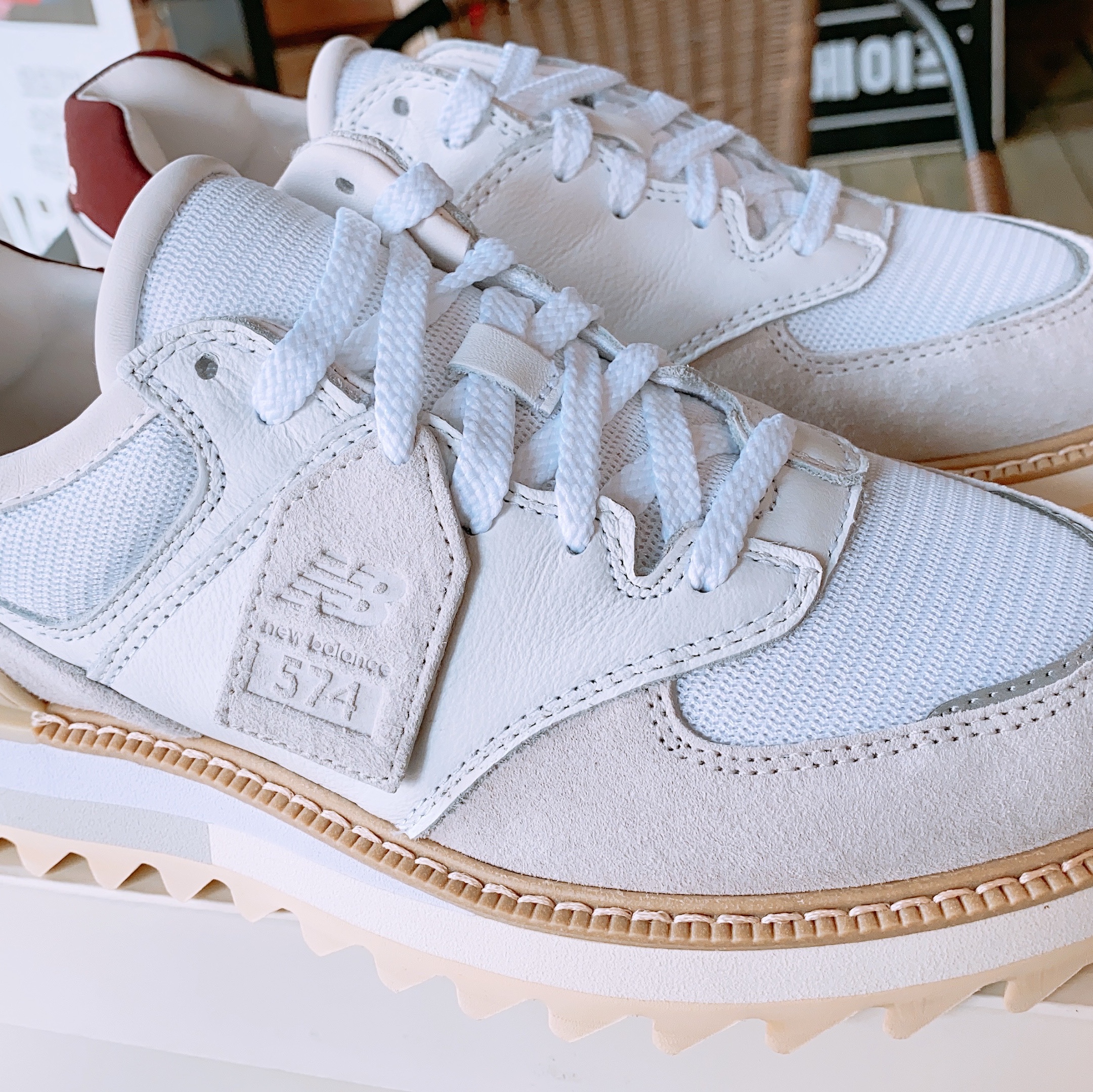 New Balance x Tokyo Design Studio 574 White Burgundy 착용 스타일 - 5