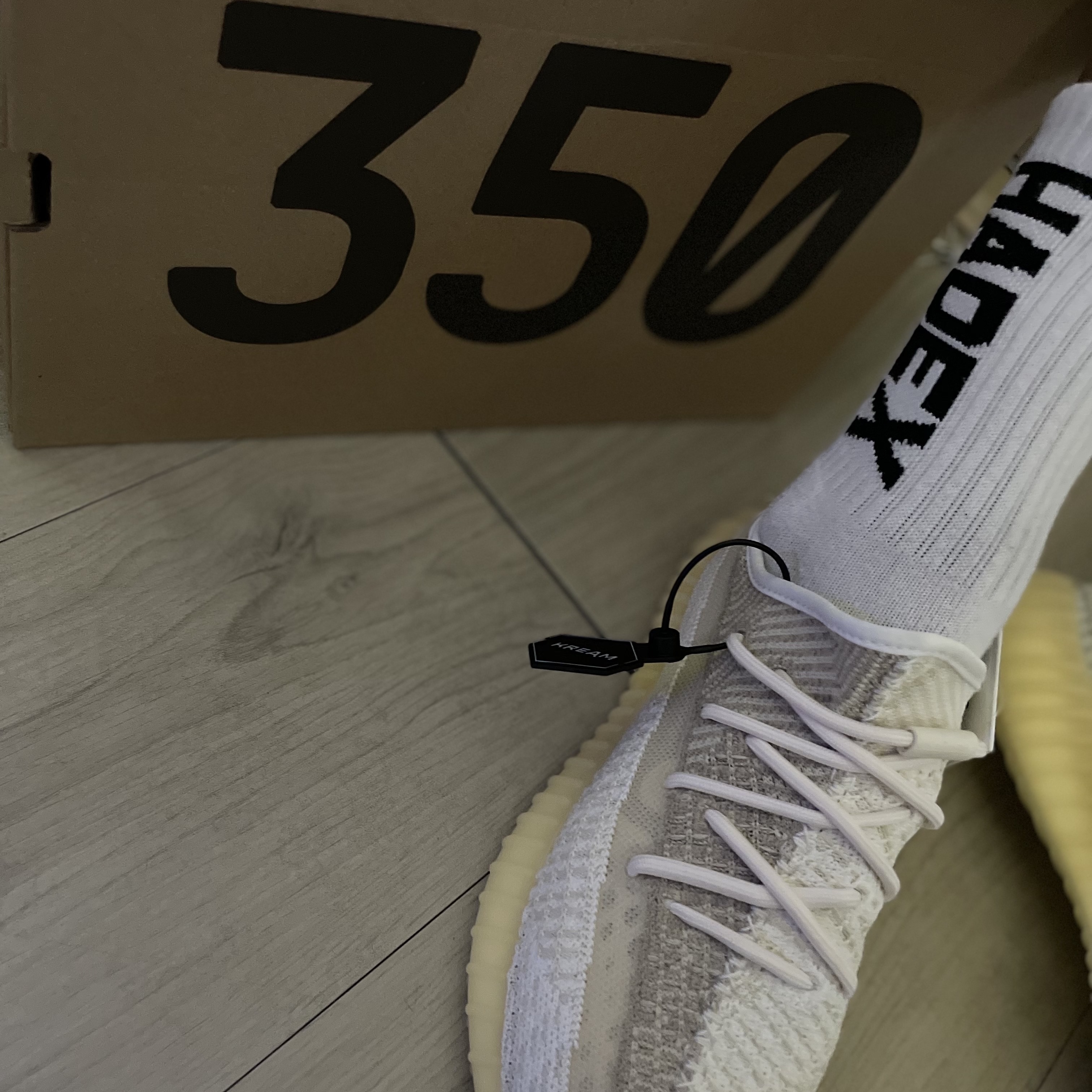 Adidas Yeezy Boost 350 V2 Natural 착용 스타일 - 3