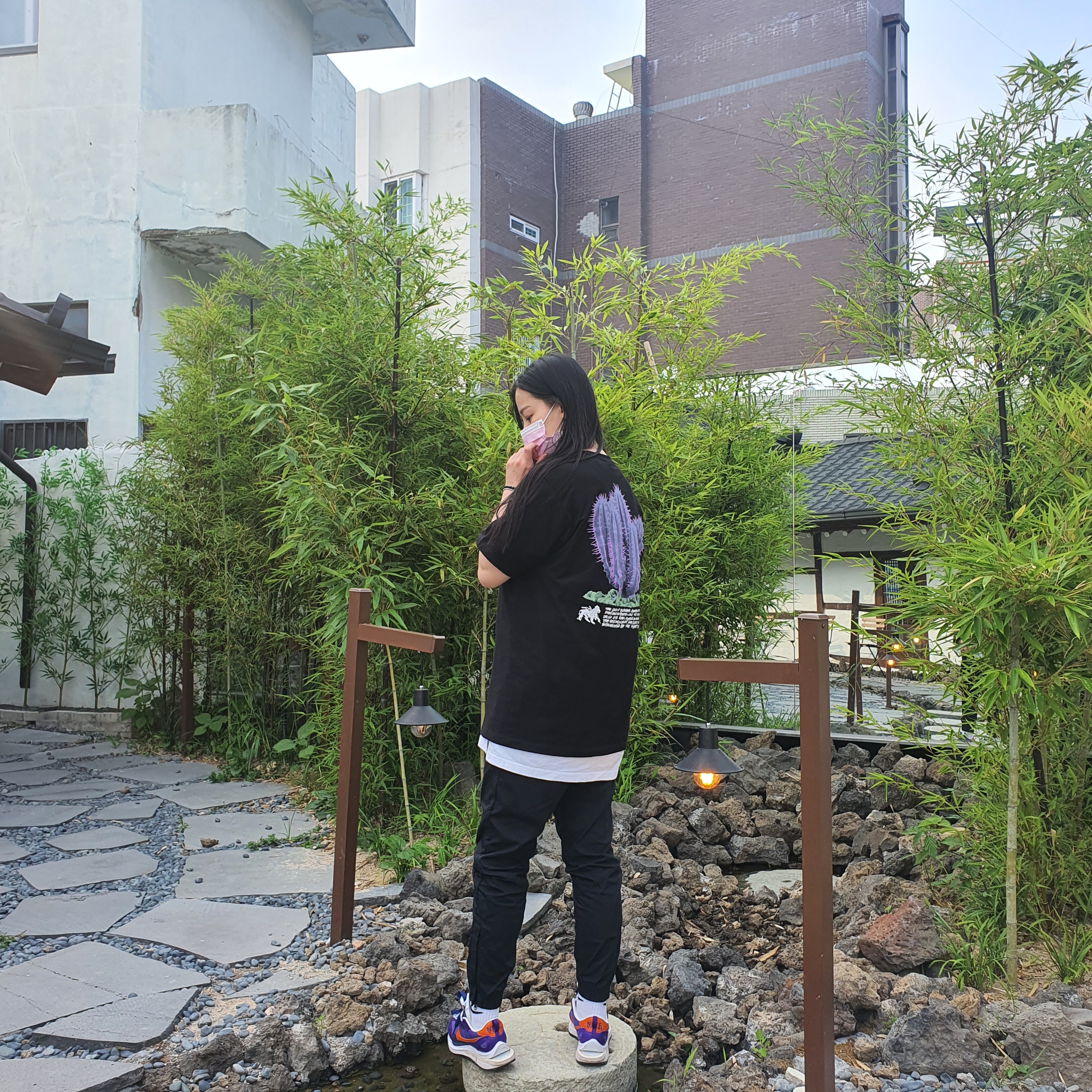 Stussy Desert Bloom T-Shirt Black, Nike x Sacai VaporWaffle Dark Iris 착용 스타일